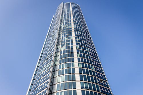 Bâtiment De La Ville Noir Et Blanc Sous Ciel Clair Bleu