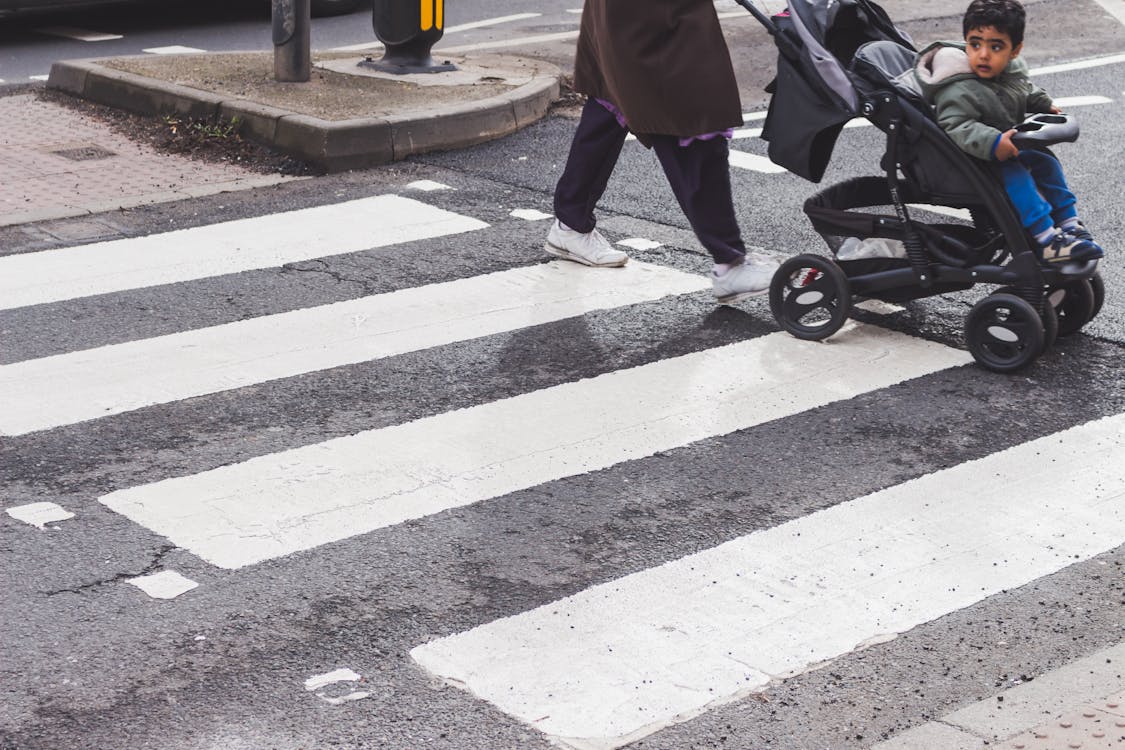 免费 人在人行道上推婴儿车人行横道 素材图片