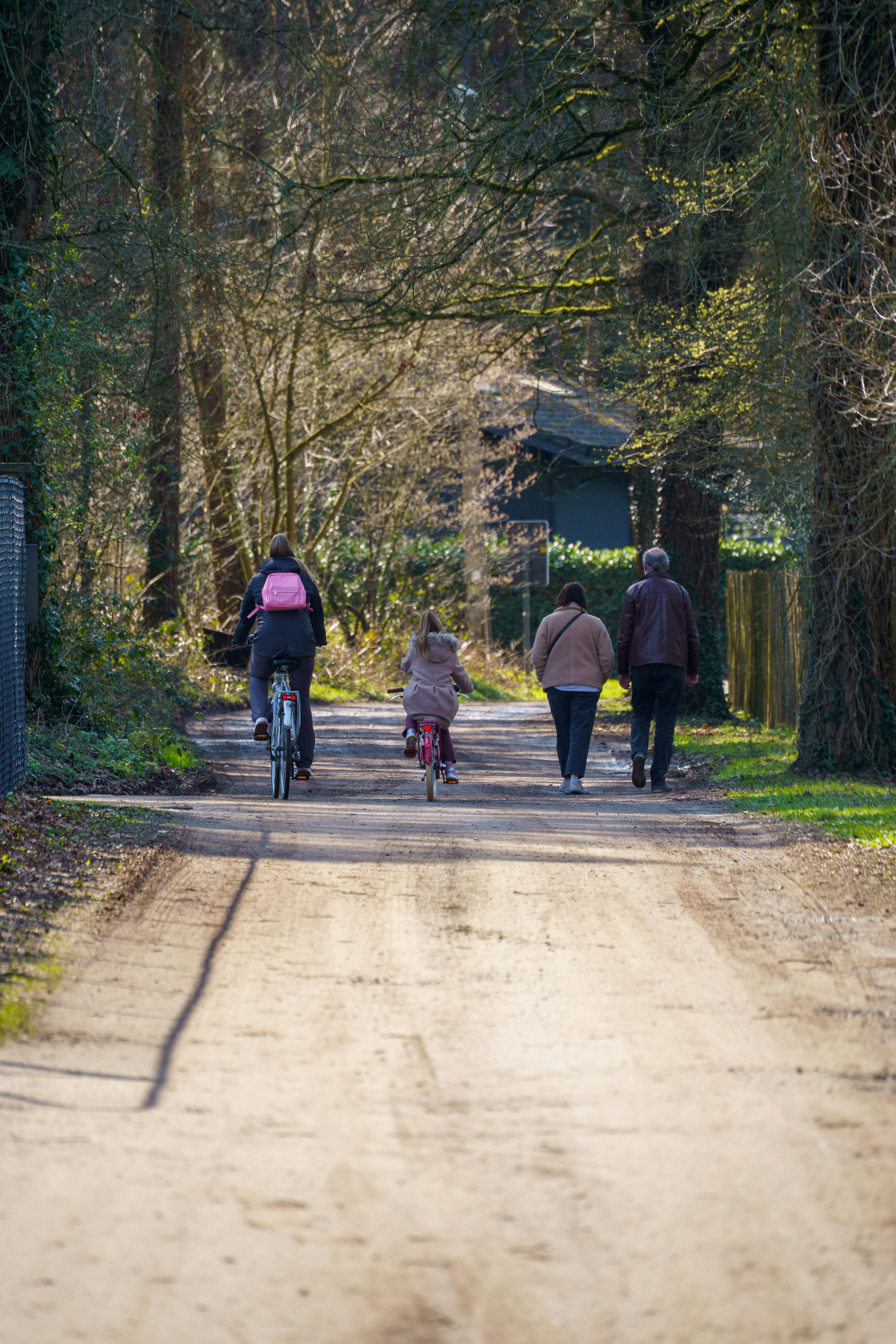 Gratuit O familie se bucură de o plimbare relaxantă și de o plimbare cu bicicleta pe o potecă pitorească din pădurea din Grobbendonk, Belgia. Fotografie de stoc