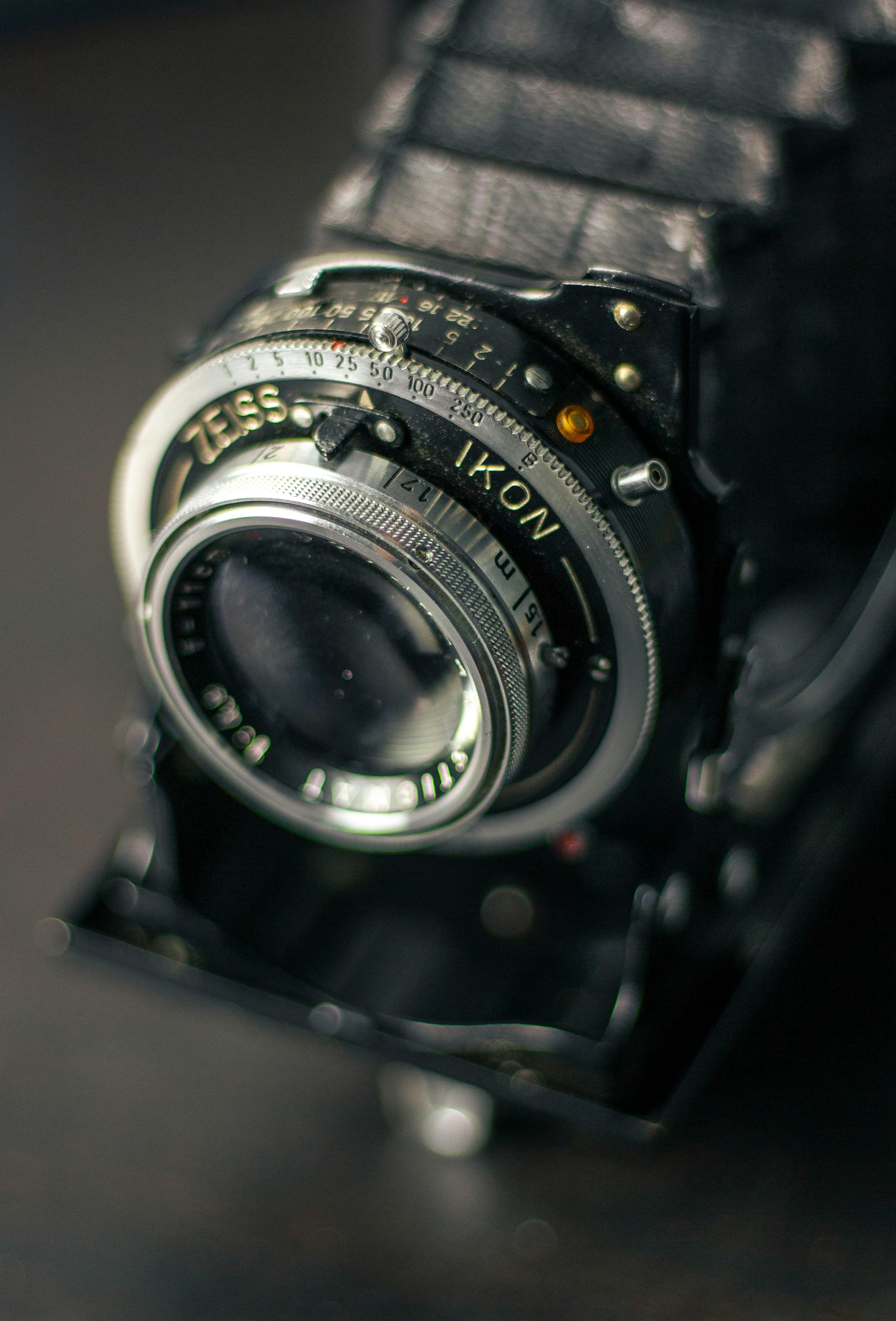 ฟรี ภาพรายละเอียดของเลนส์กล้อง Zeiss Ikon รุ่นวินเทจ ที่แสดงให้เห็นส่วนประกอบโลหะที่ซับซ้อน คลังภาพถ่าย