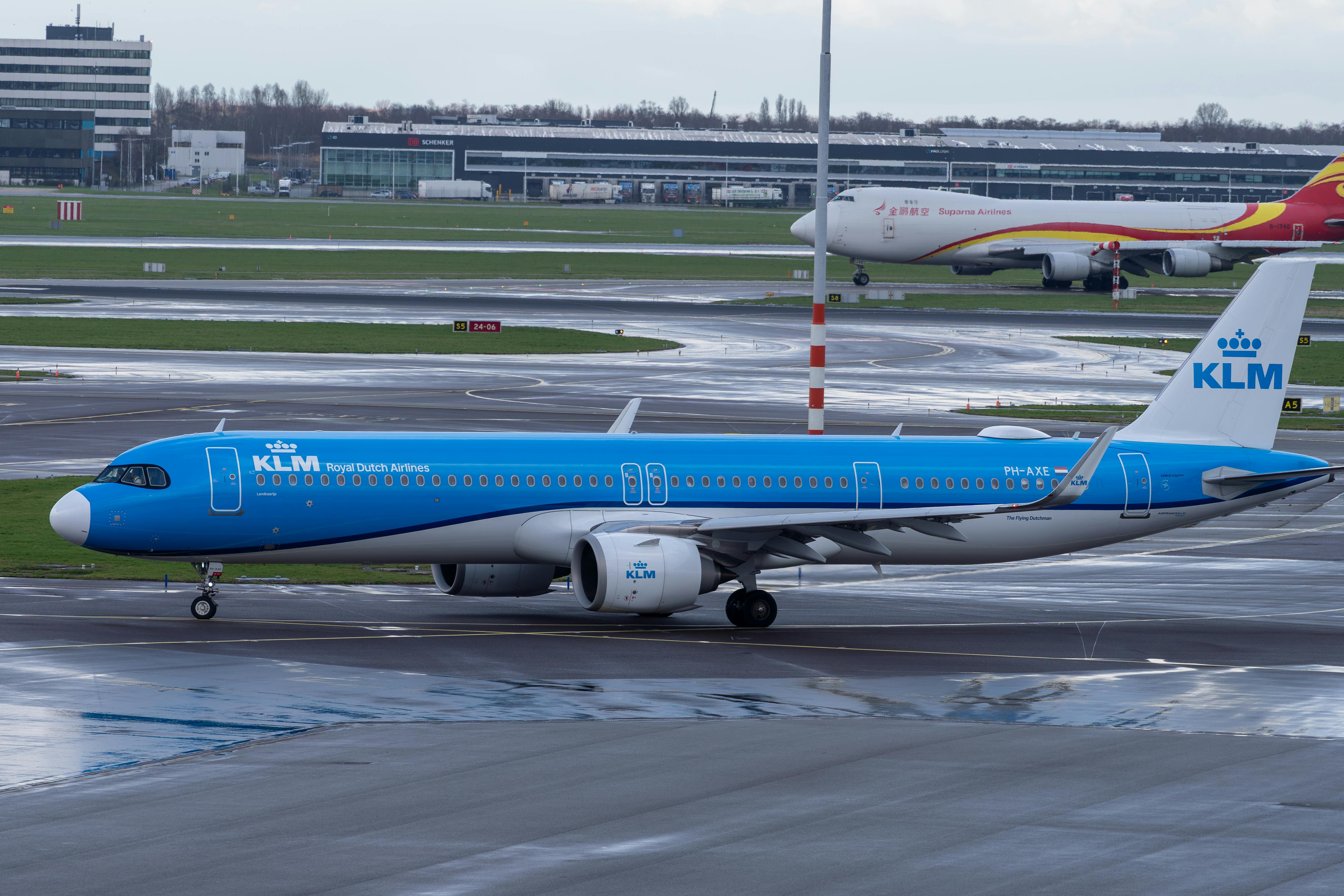 Miễn phí Máy bay Airbus A320 của hãng KLM đang lăn bánh trên đường băng ướt tại một sân bay sau cơn mưa. Ảnh lưu trữ