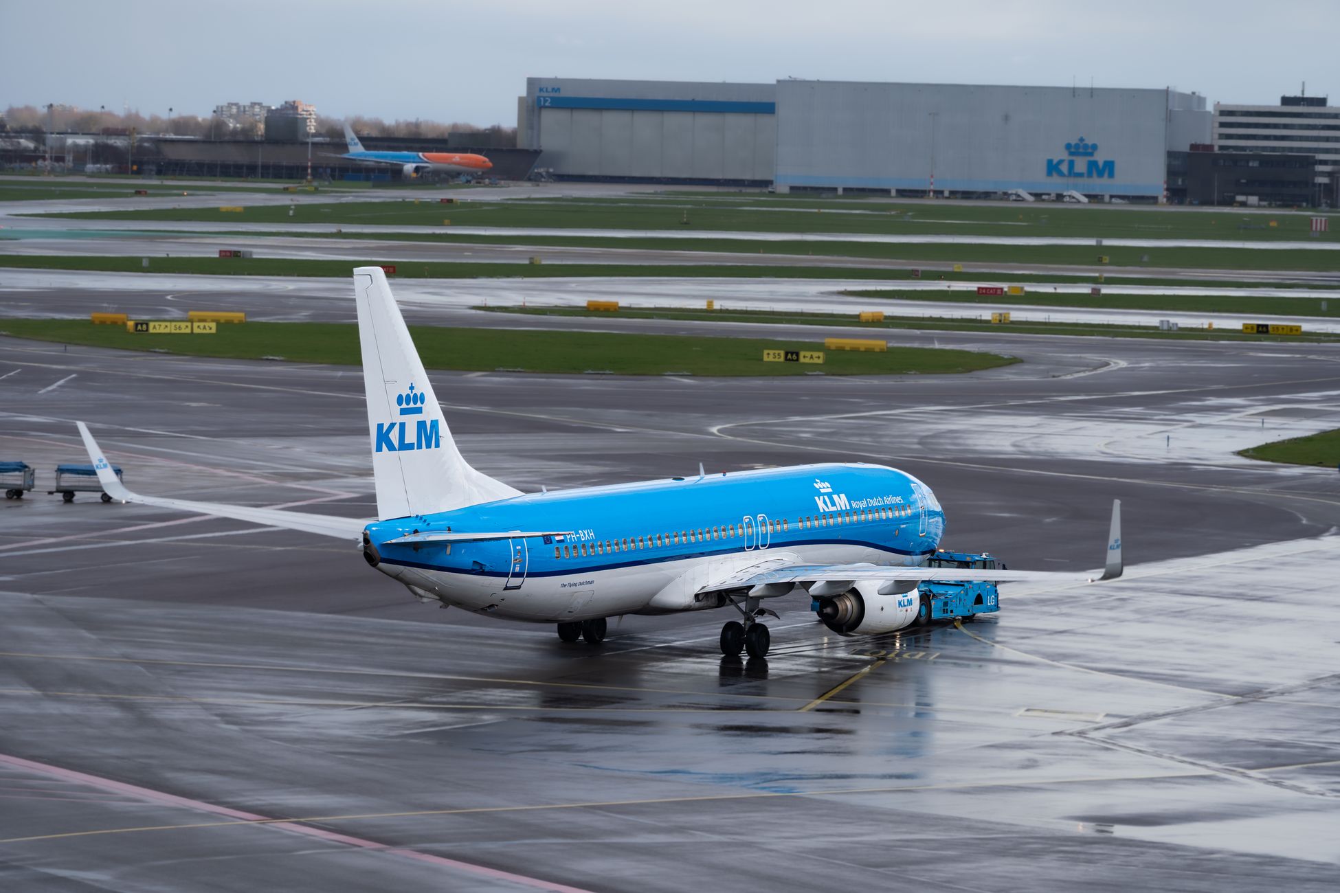 Schiphol-medewerkers protesteren tegen bezuinigingen
