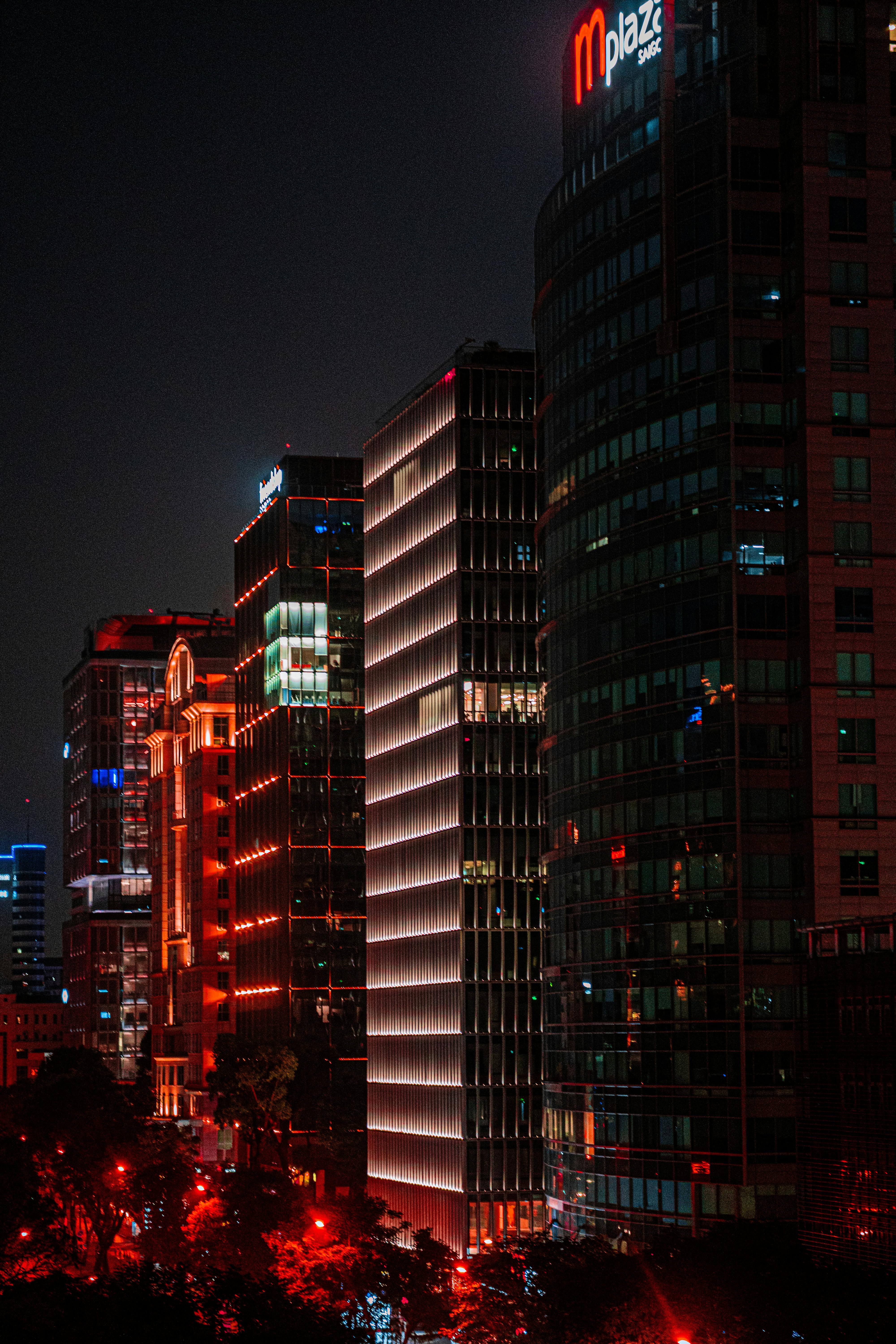 免費 胡志明市的夜景令人驚嘆，現代化的摩天大樓在燈光的襯托下熠熠生輝。 圖庫相片