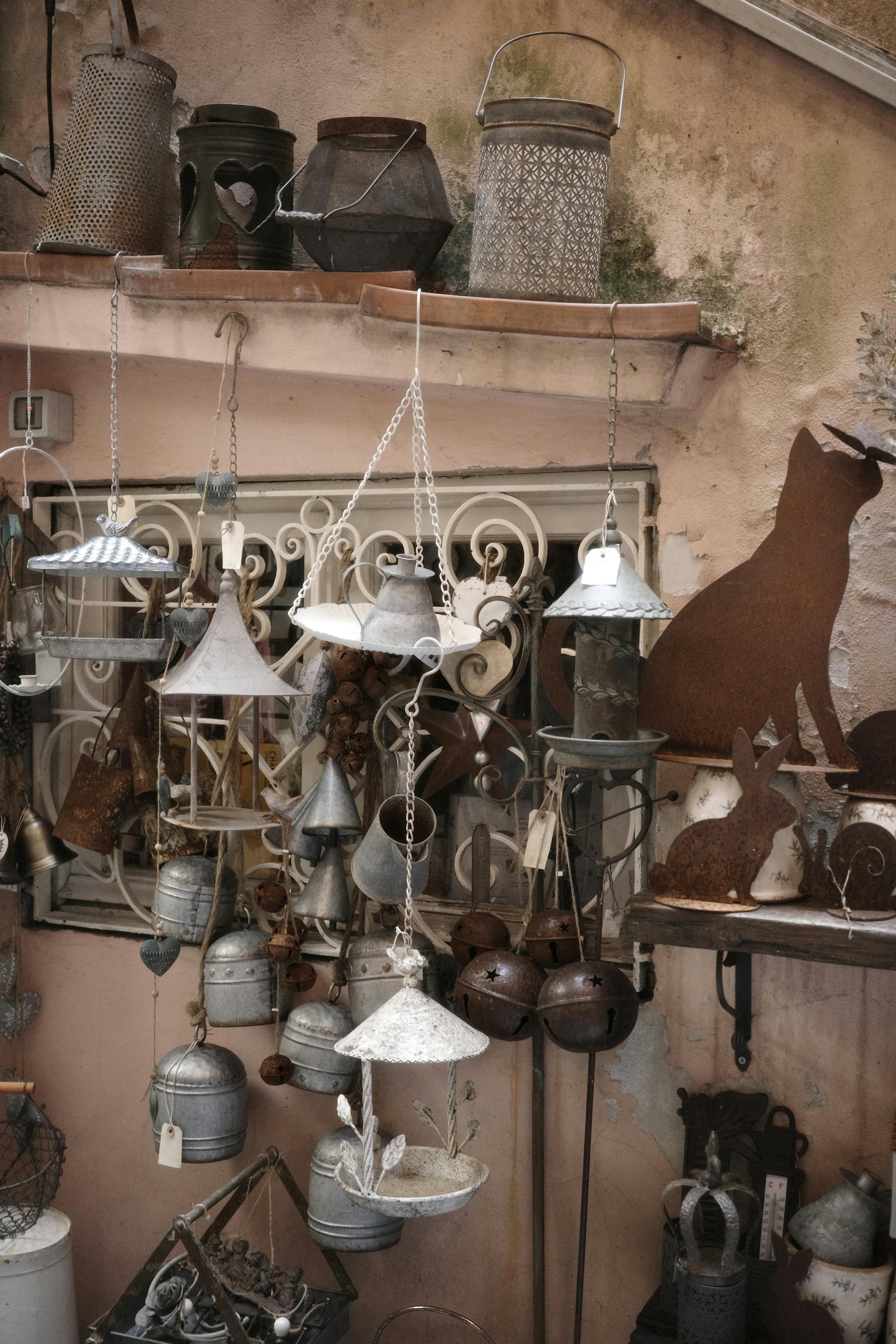 Kostenlos Charmante Präsentation von rustikalen Metall-Wohnaccessoires und Laternen an einer Vintage-Wand. Stock-Foto