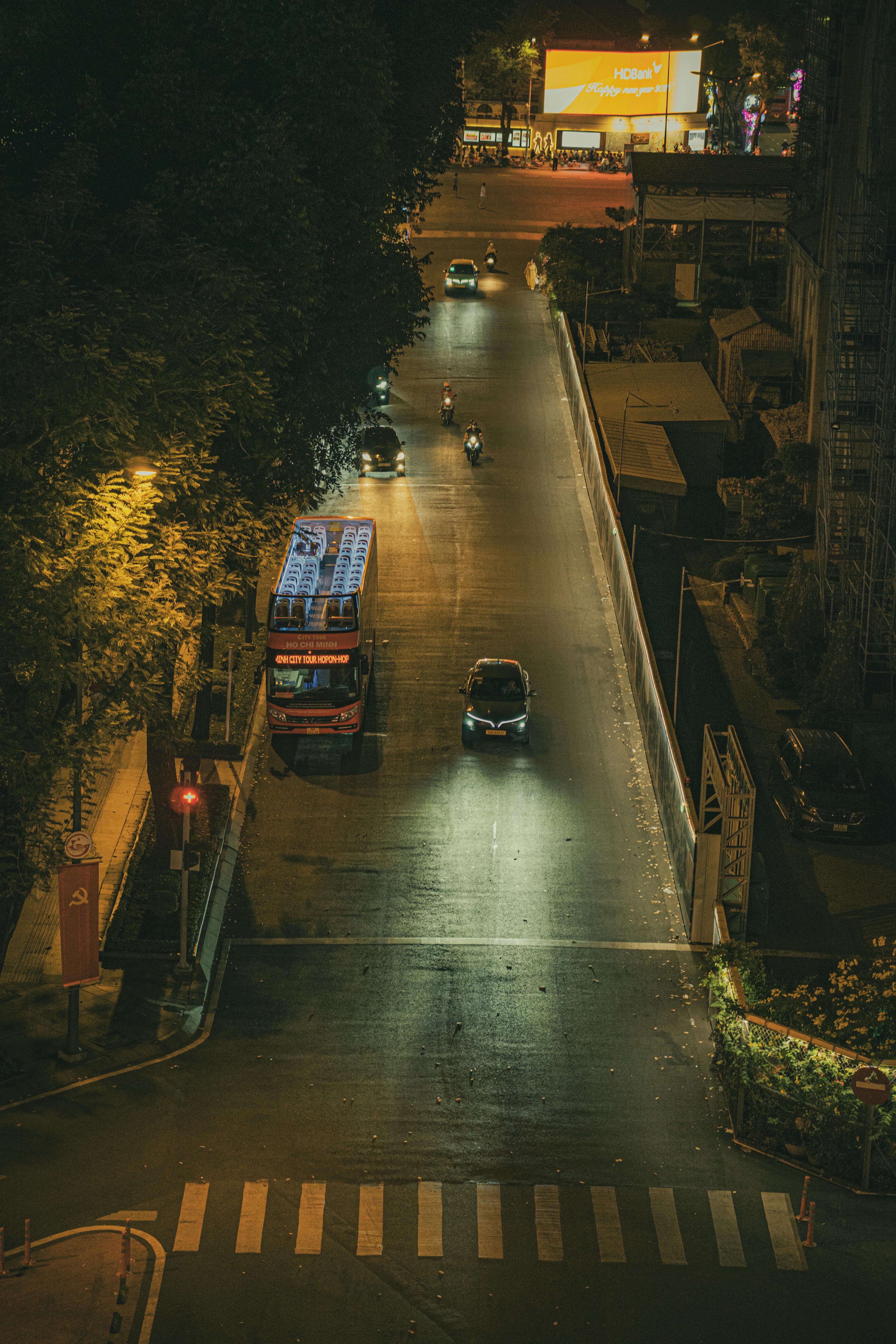 bezplatná Letecký noční pohled na ulici v Ho Či Minově Městě s dopravními záběry a městskými světly. Základová fotografie