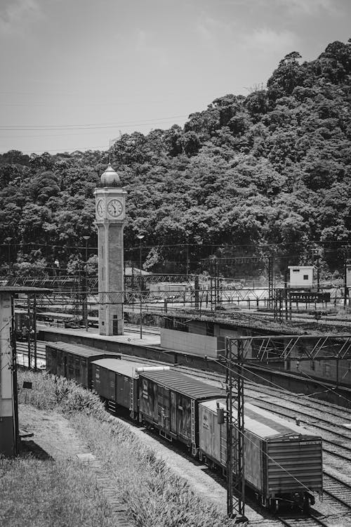 火車鐵軌的灰度照片
