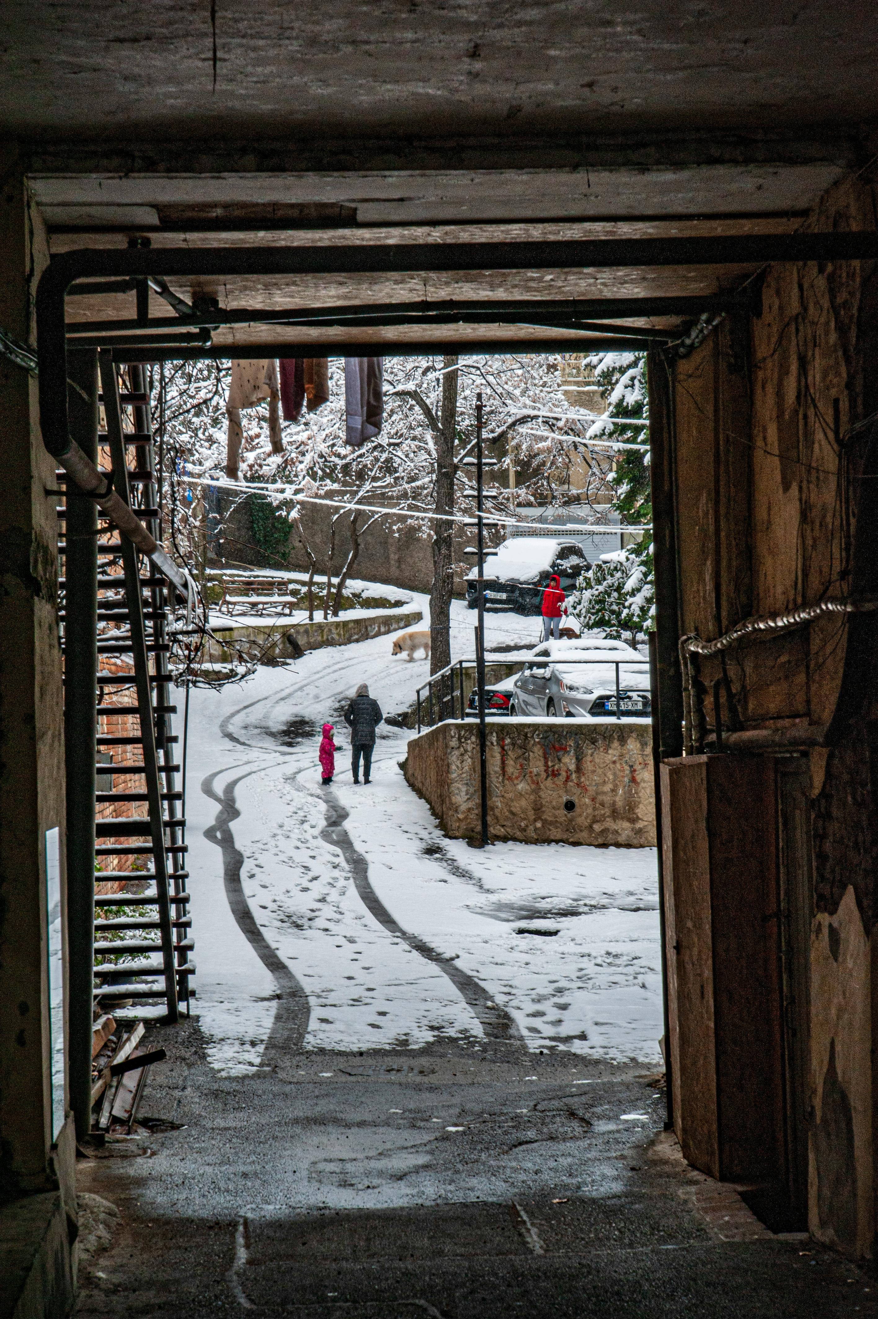 Miễn phí Một khung cảnh mùa đông đẹp như tranh vẽ của Tbilisi, Georgia, với con hẻm phủ đầy tuyết và người đi bộ. Ảnh lưu trữ