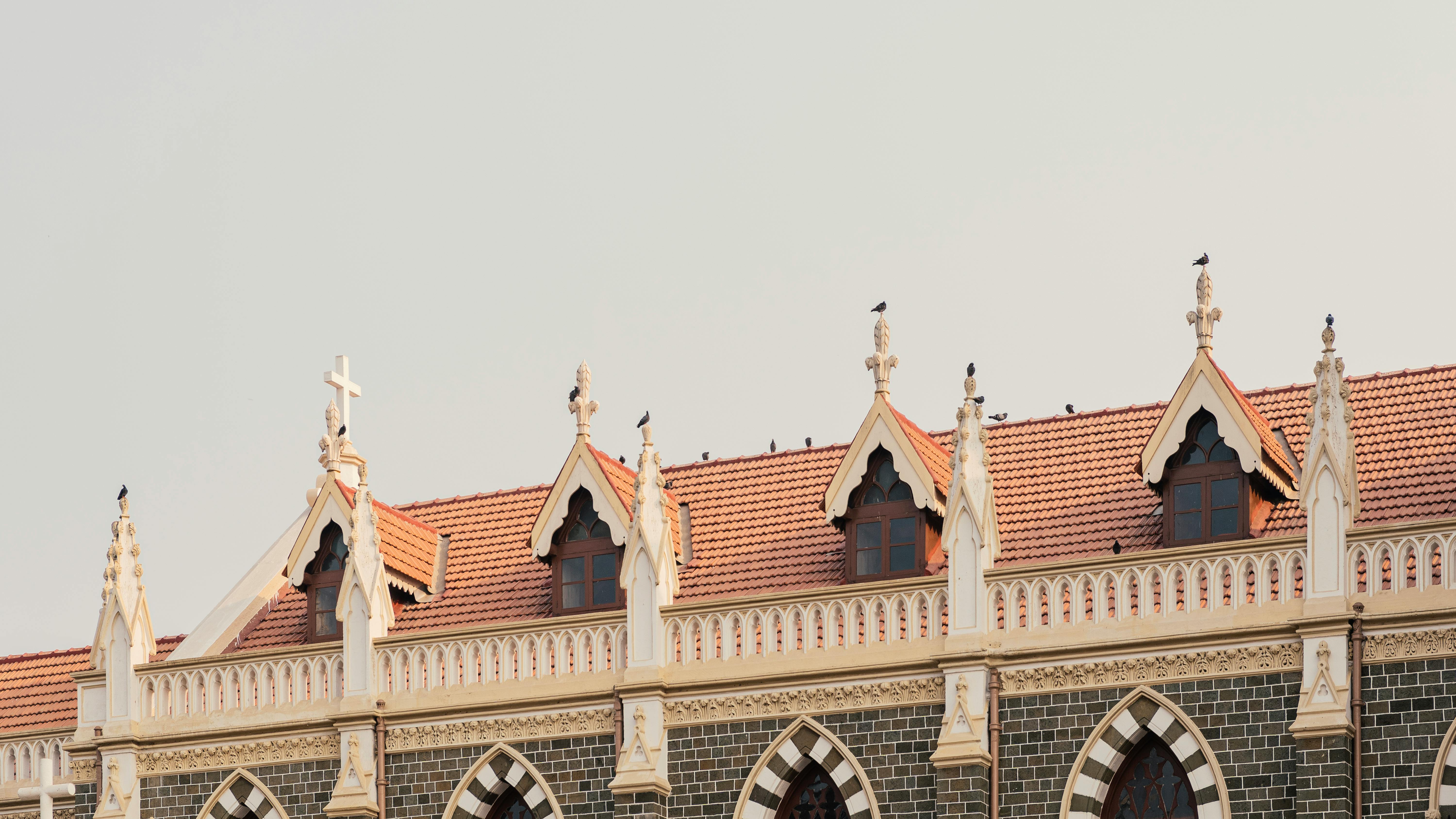 bezplatná Detailní pohled na střechu kostela v novogotickém stylu s ozdobnými prvky v Bombaji v Indii. Základová fotografie