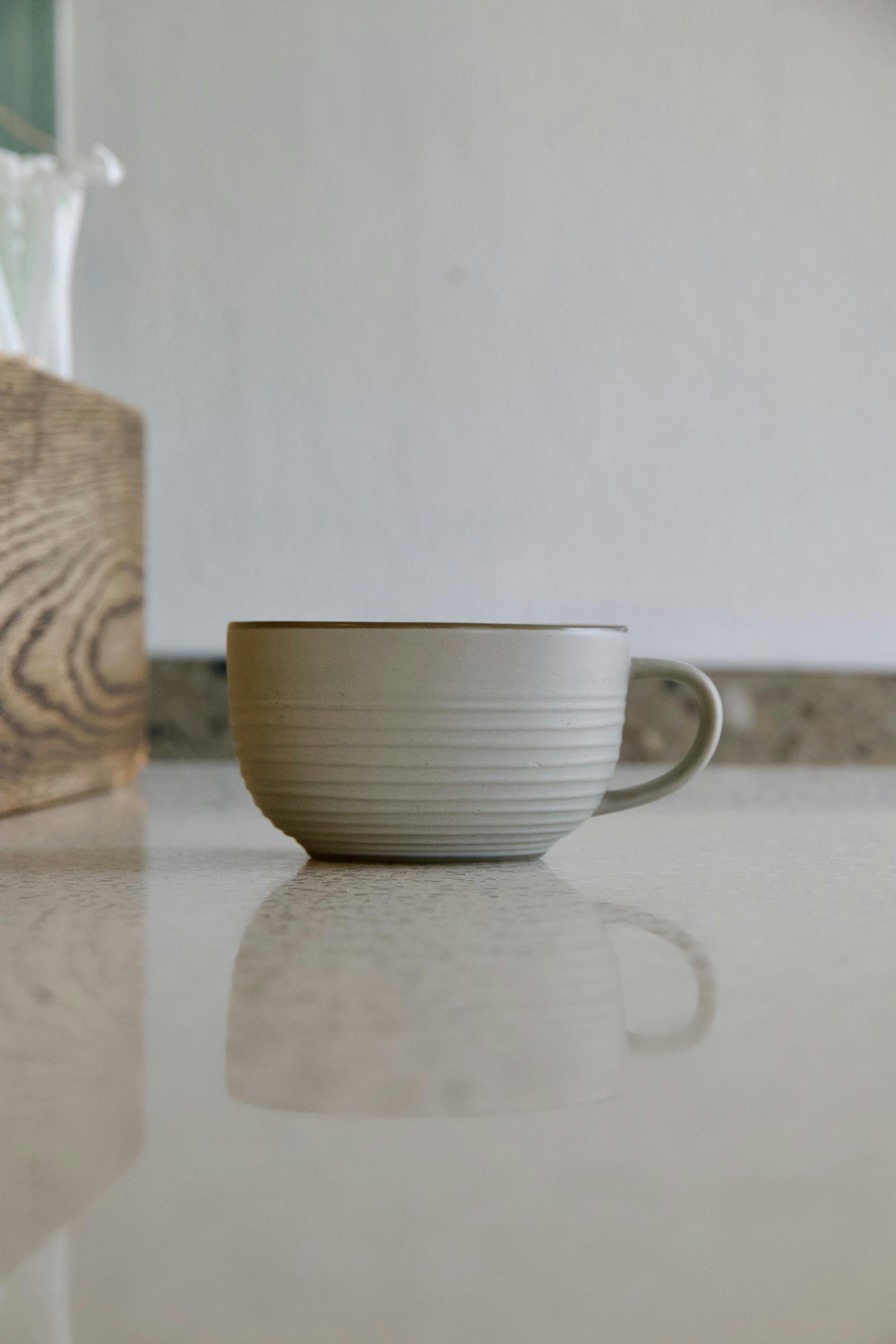 ฟรี แก้วเซรามิกเรียบง่ายบนพื้นผิวขัดเงา เหมาะอย่างยิ่งสำหรับไลฟ์สไตล์สไตล์มินิมอล คลังภาพถ่าย