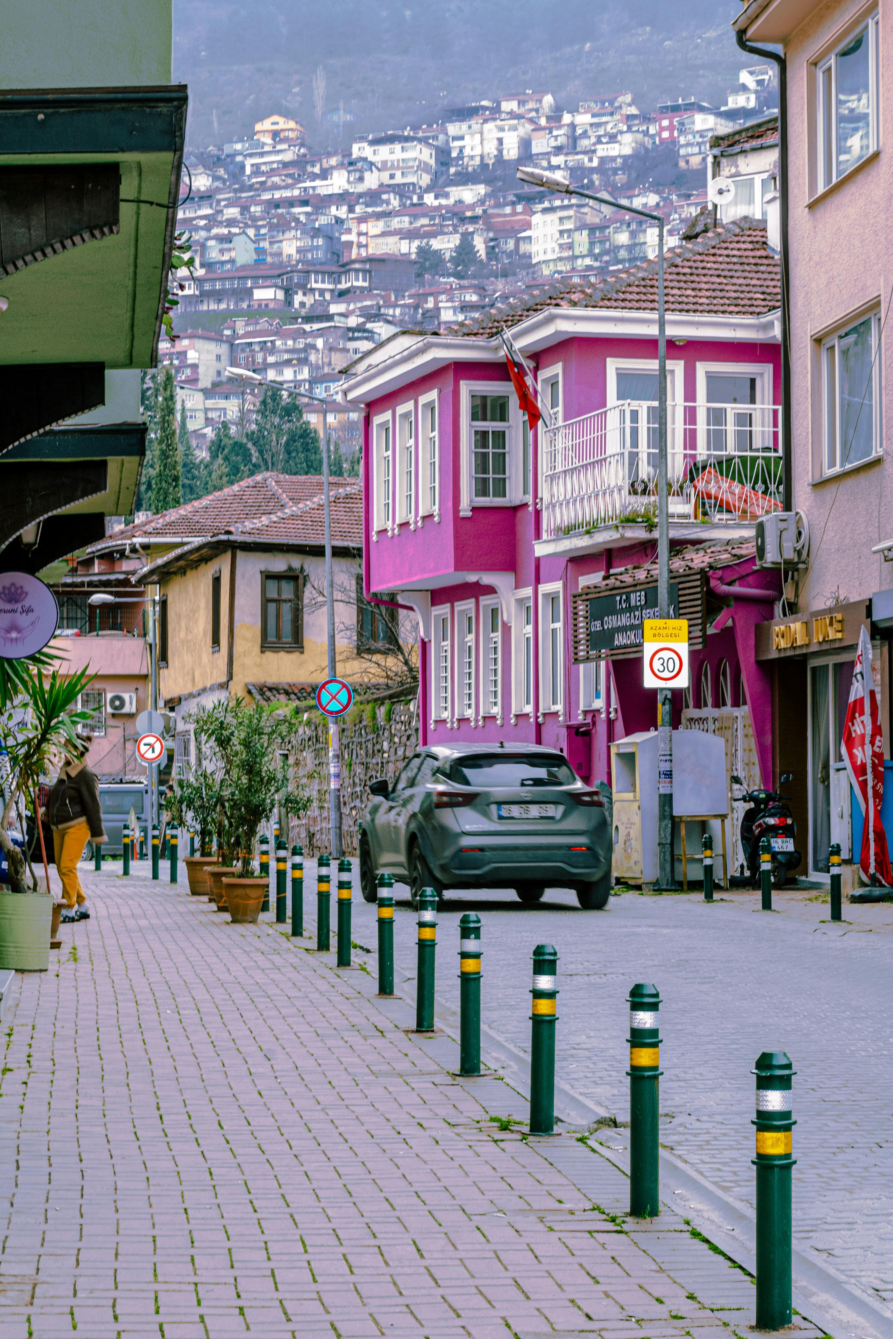 bezplatná Živá pouliční scéna v turecké čtvrti s barevnou architekturou a rušnou městskou krajinou. Základová fotografie