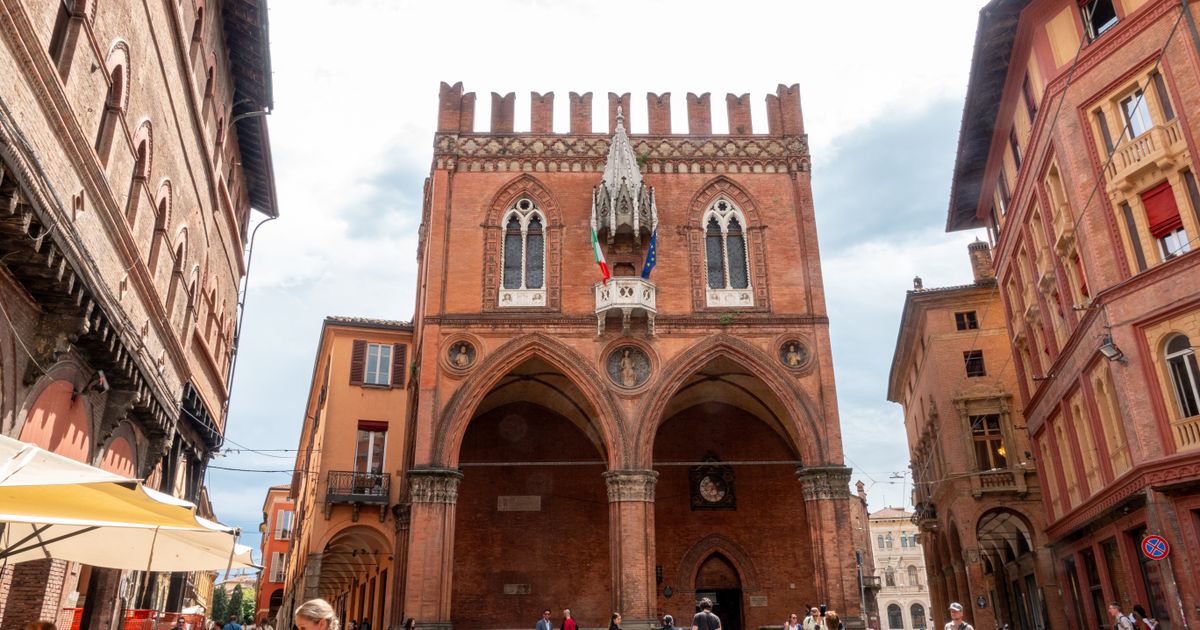 Palazzo istoric din Bologna cu arhitectură renascentistă