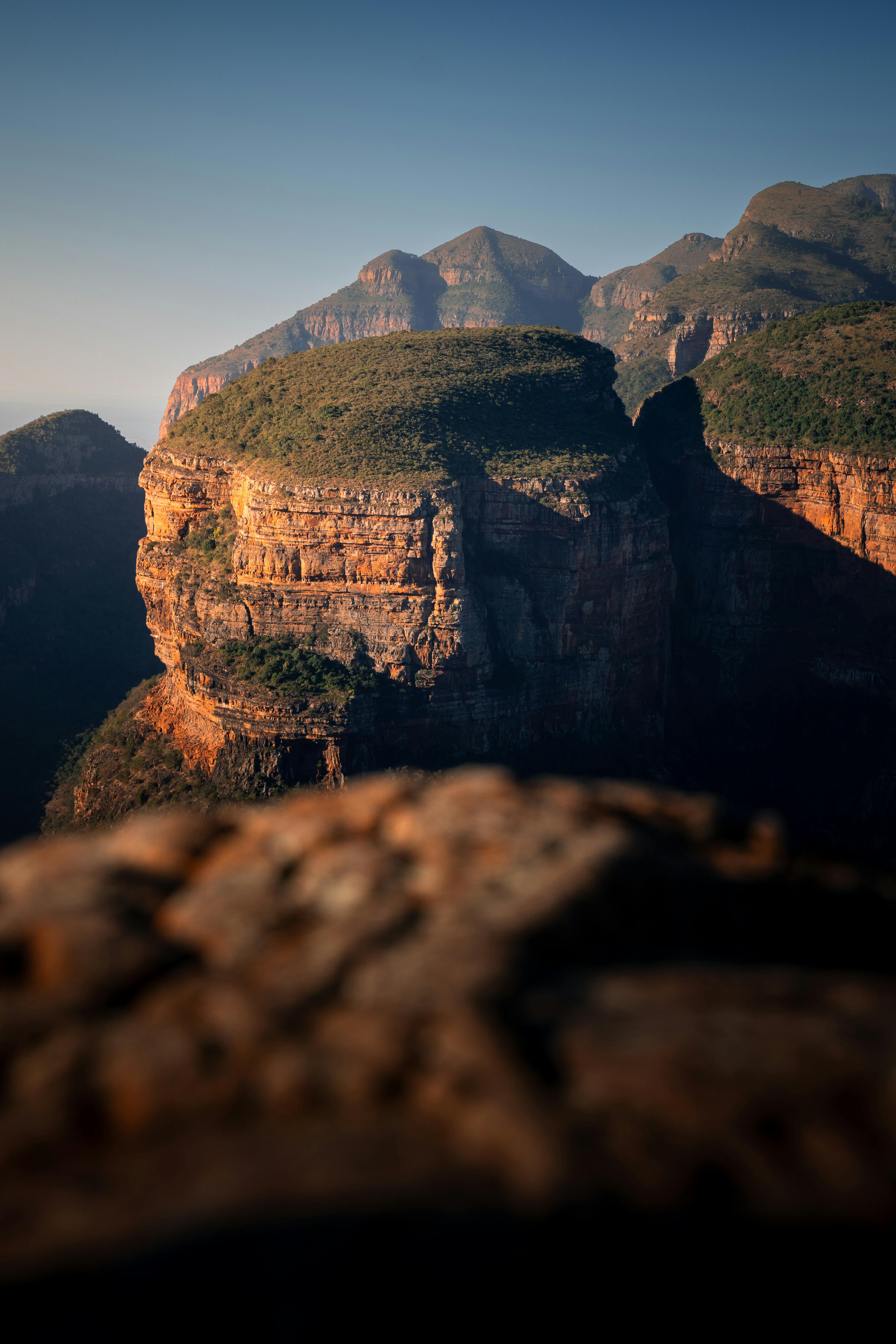 gratis Het adembenemende landschap van de Blyde River Canyon met rotsachtige kliffen en groene vegetatie bij zonsopgang in Zuid-Afrika. Stockfoto