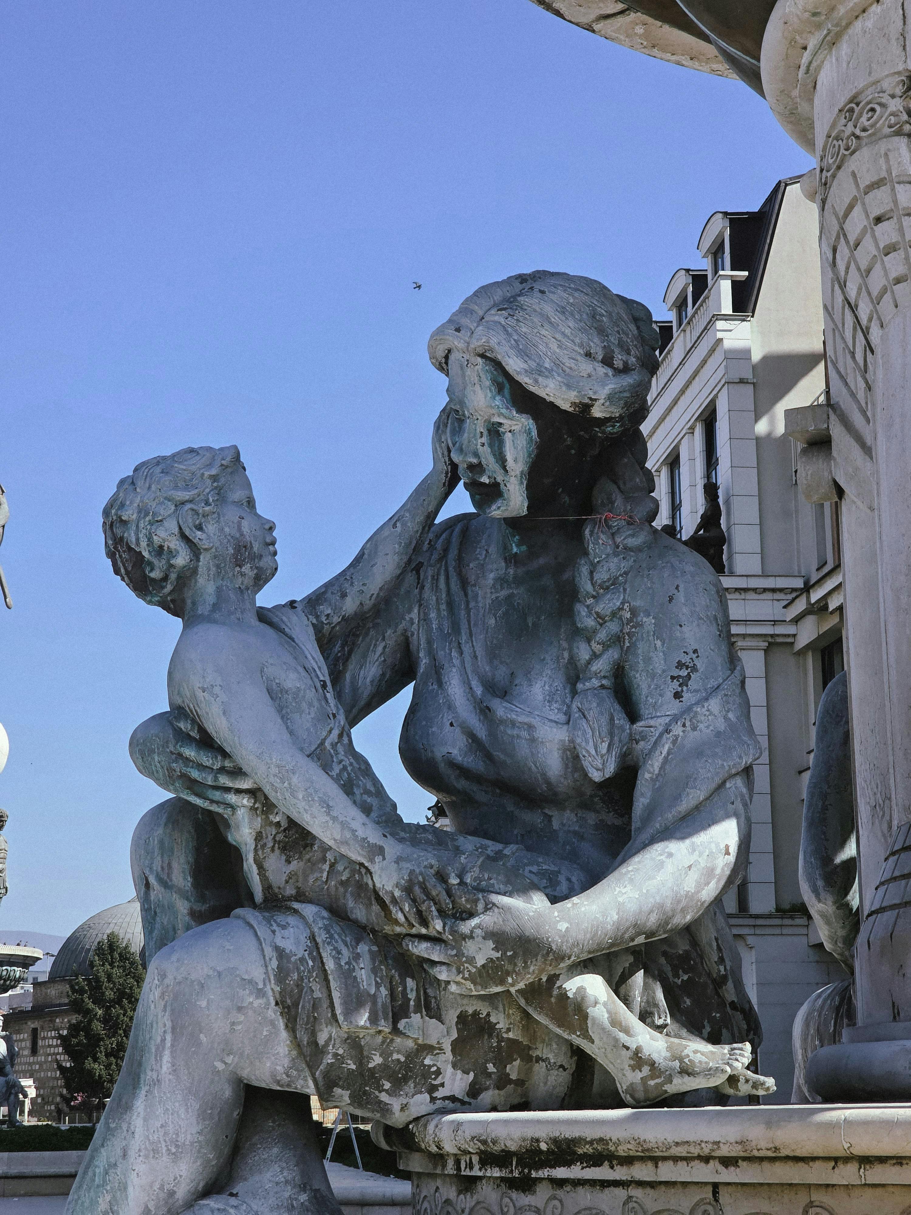 ฟรี รูปปั้นอันโดดเด่นของแม่และลูกในเมืองอูสคุป (Üsküp) ถ่ายทอดความรักในครอบครัวด้วยงานประติมากรรมที่ประณีตงดงาม คลังภาพถ่าย