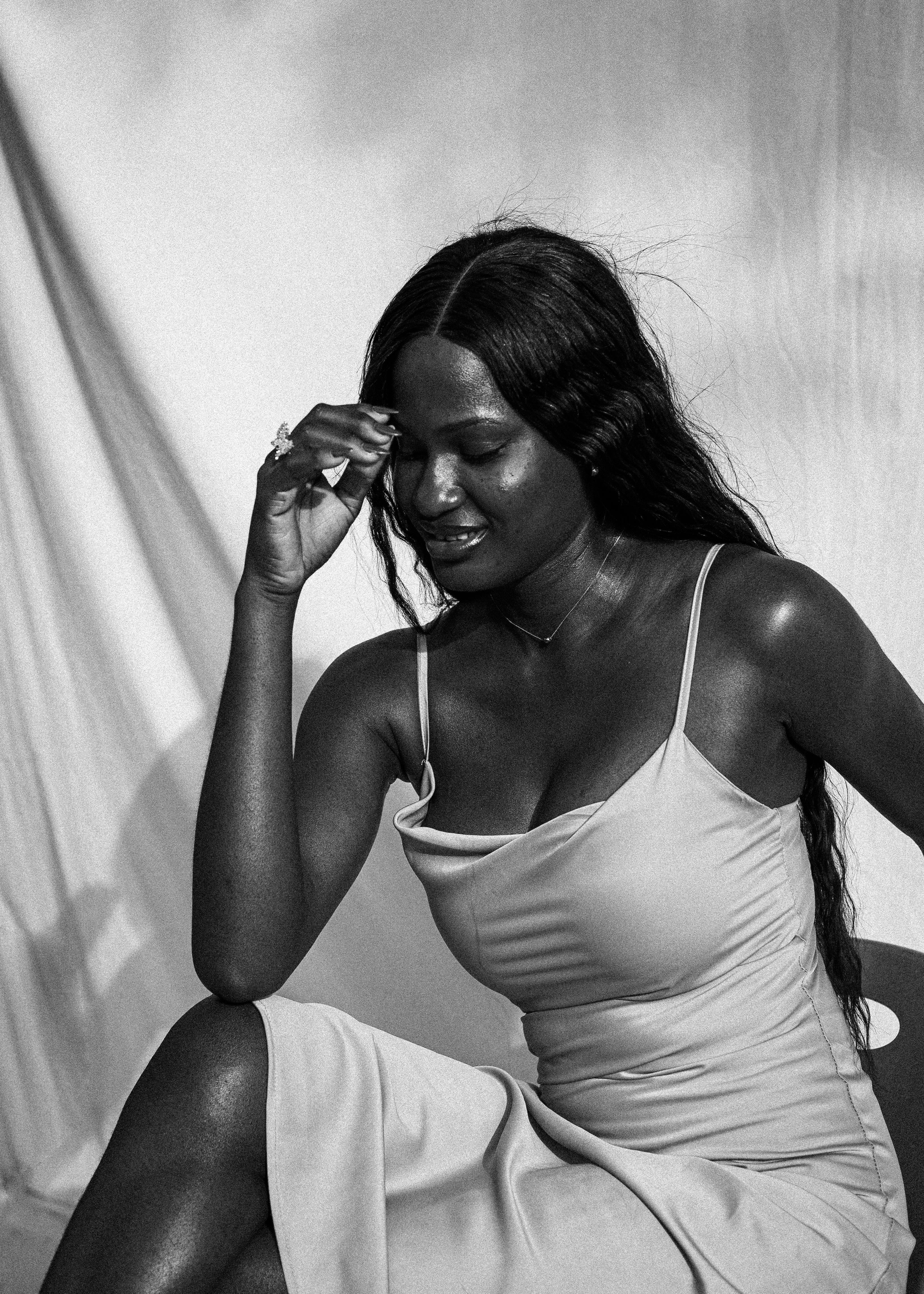 gratis Stijlvol zwart-witportret van een vrouw in een elegante jurk. Stockfoto