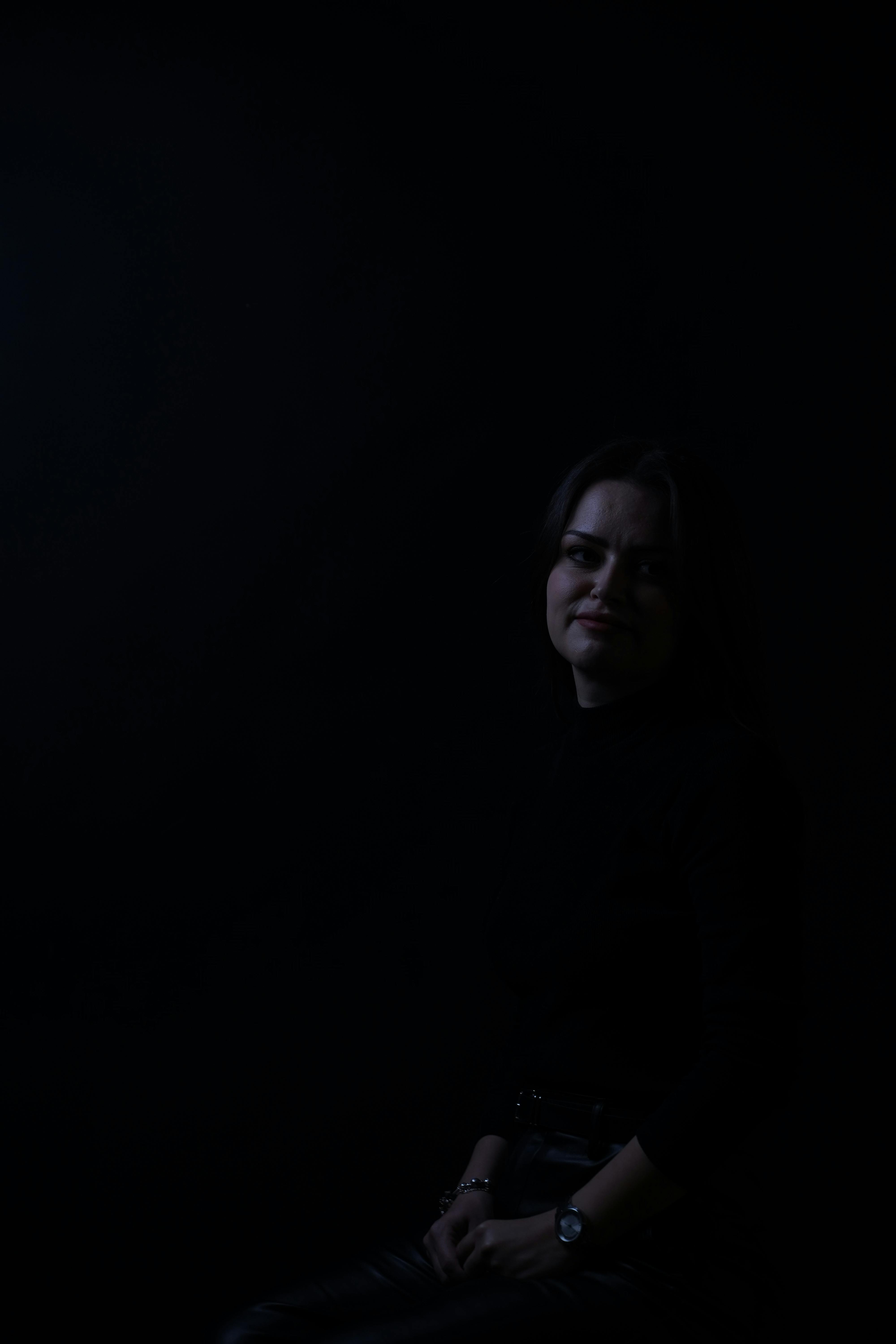 Zadarmo Dramatický portrét ženy pri slabom osvetlení s tmavým pozadím. Fotka z fotobanky