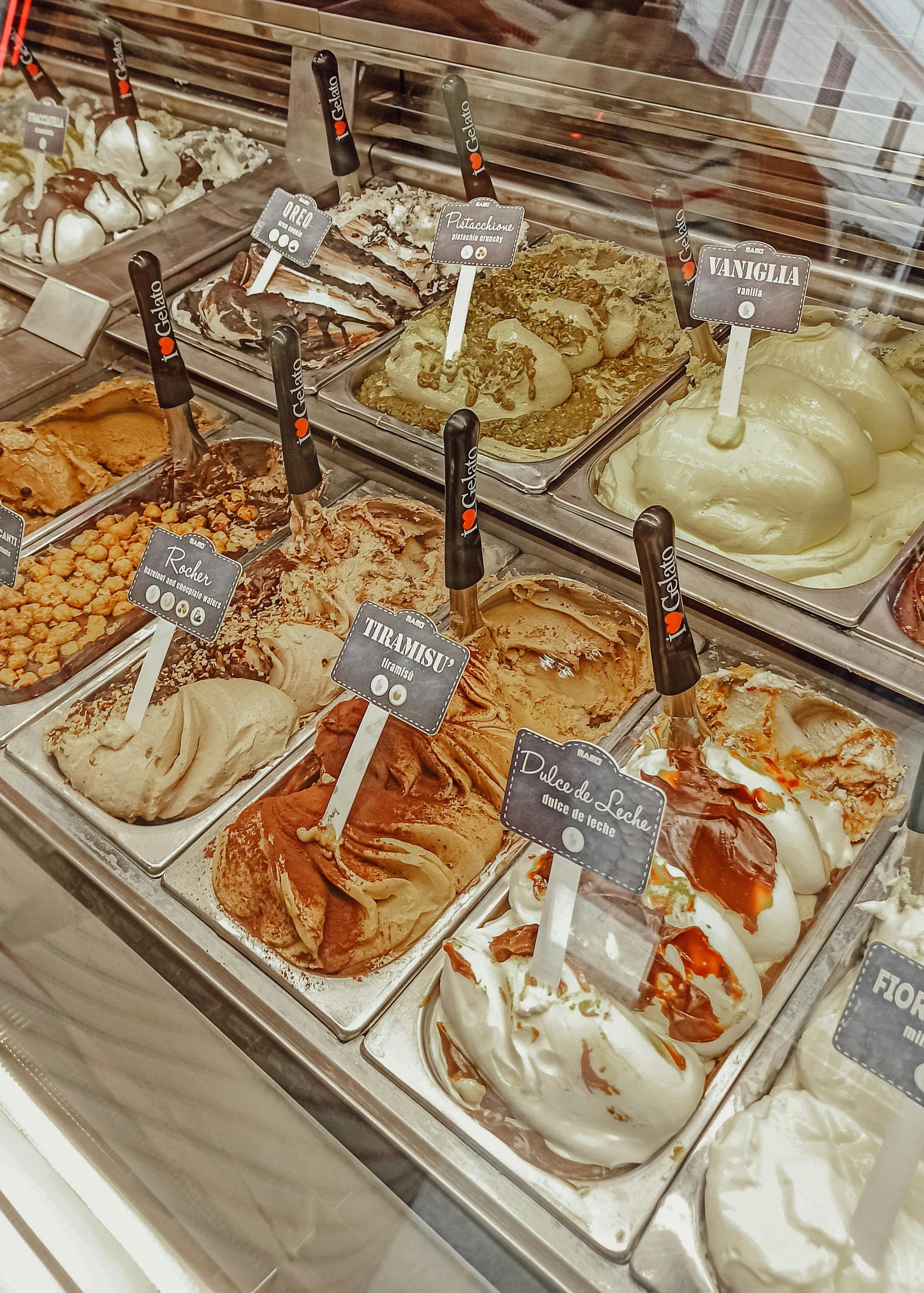 Zadarmo Široký výber lahodných remeselných zmrzlinových príchutí vystavených v rímskej zmrzlinárskej dielni v Taliansku. Fotka z fotobanky