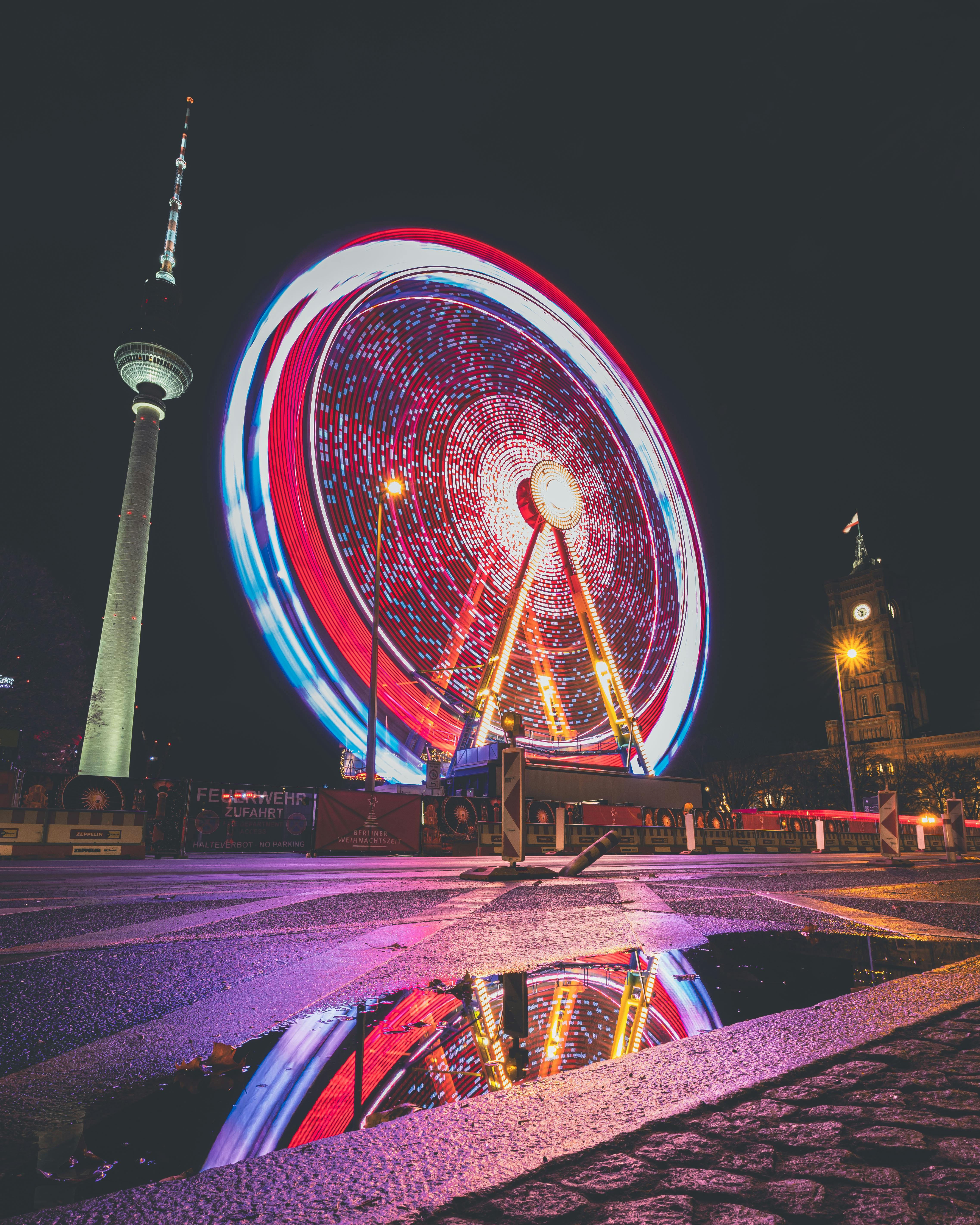 gratis Lange belichtingstijdopname van een kleurrijk reuzenrad dat 's nachts ronddraait in Berlijn, Duitsland. Stockfoto