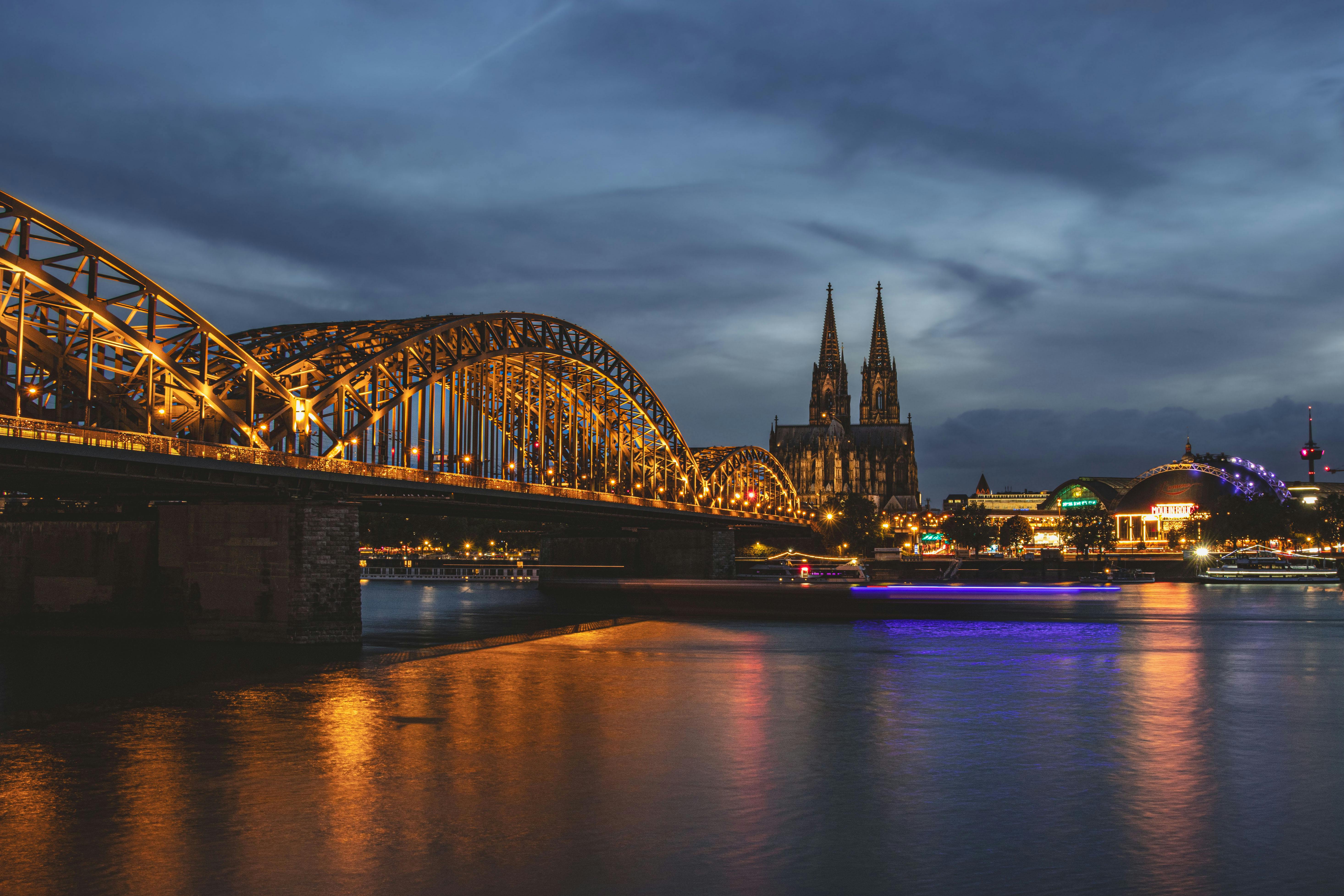 gratis Een adembenemend avondlandschap van Keulen met de verlichte Hohenzollernbrug en de iconische Dom van Keulen. Stockfoto