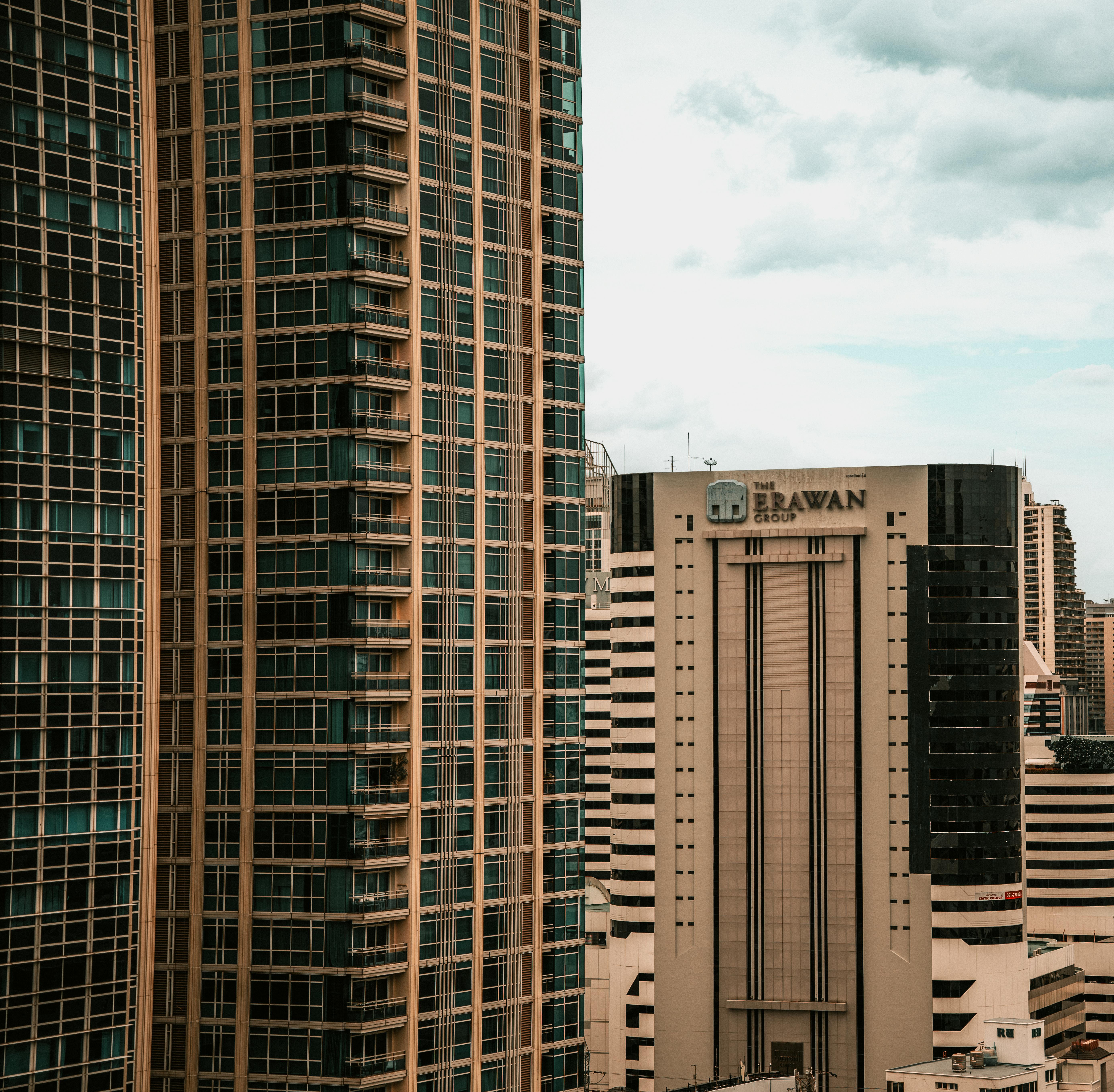 Gratis En livlig utsikt over moderne skyskrapere i Bangkok, Thailand, som viser frem urban arkitektur. Arkivbilde