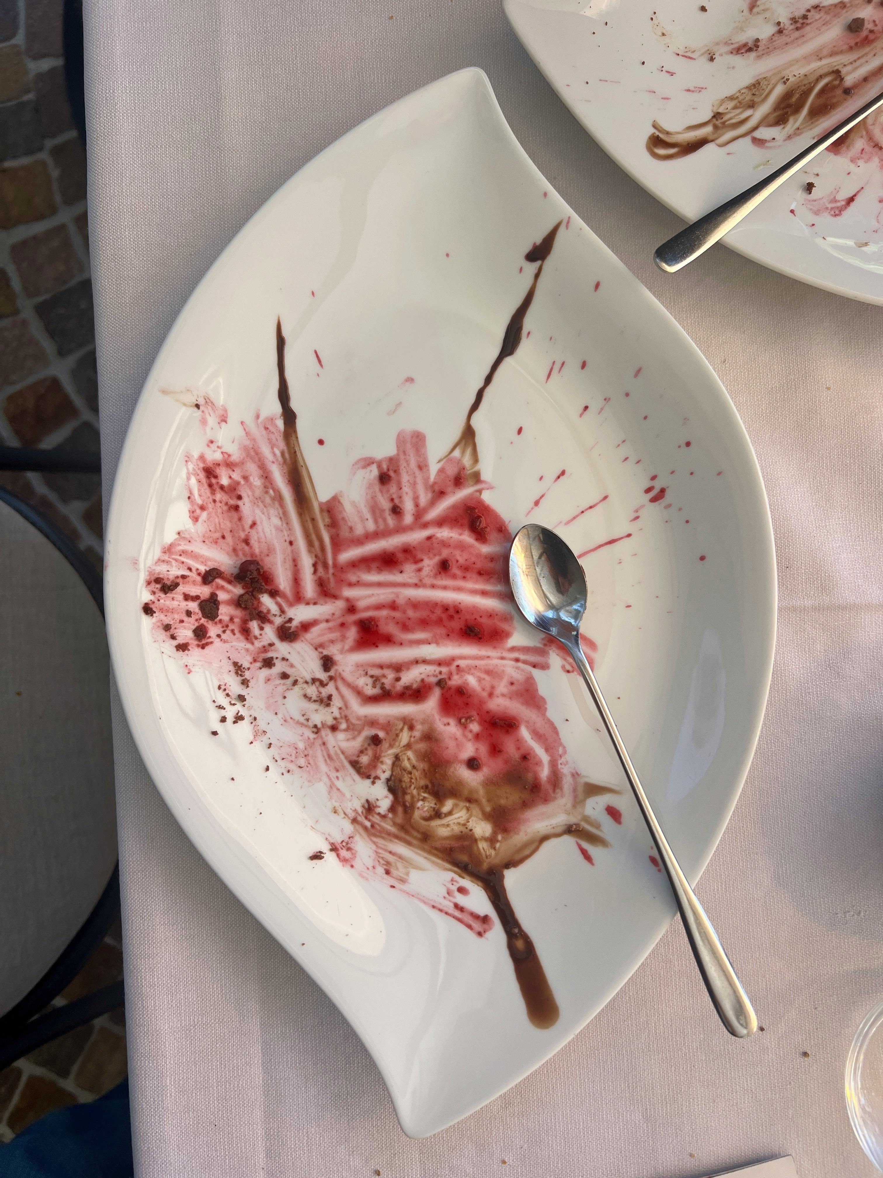 Miễn phí Chiếc đĩa tráng miệng trống thanh lịch với những vết tích còn sót lại của nước sốt hảo hạng tạo nên một họa tiết độc đáo. Ảnh lưu trữ