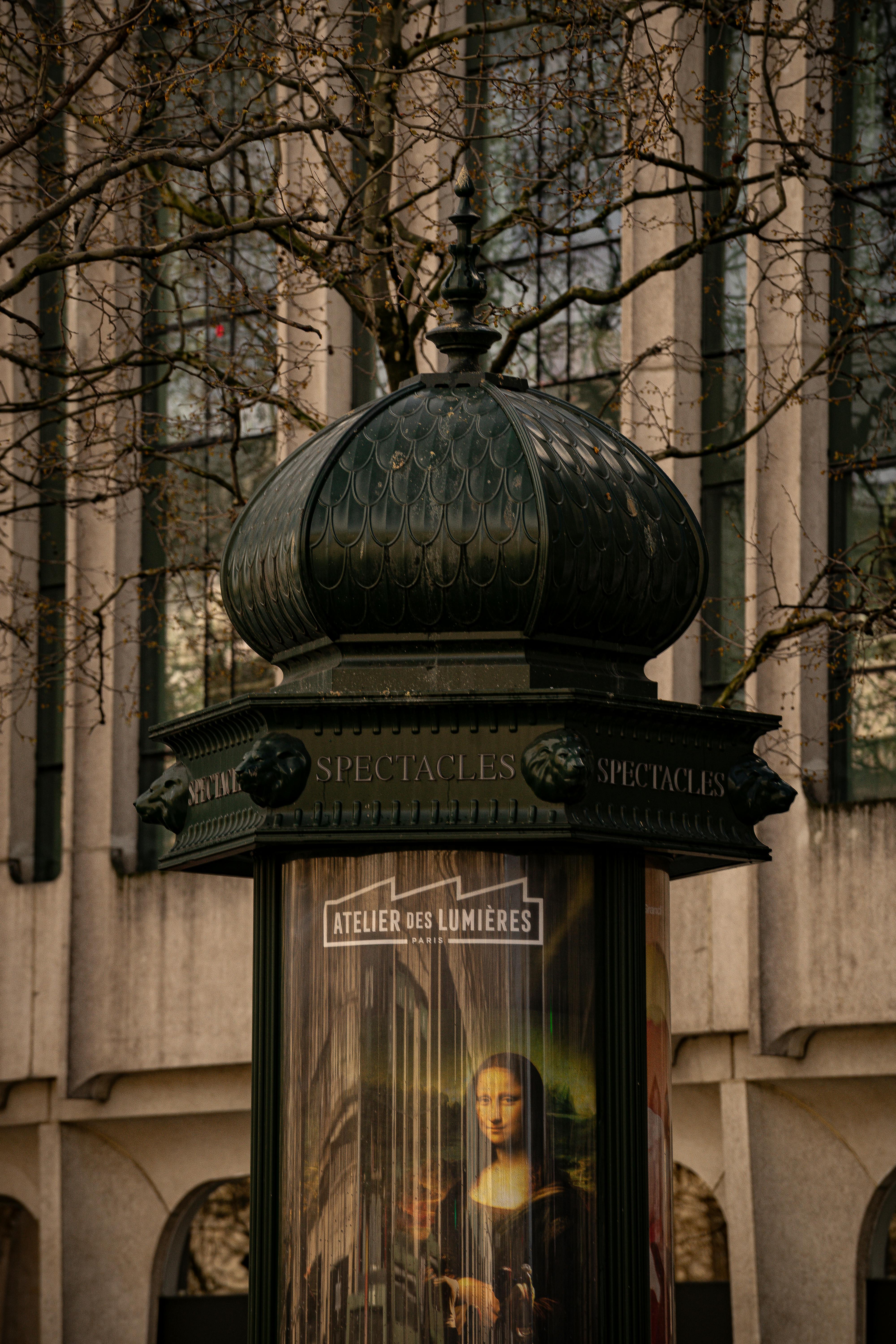 bezplatná Secesní stánek s plakátem Mony Lisy v pařížském uličním prostředí. Základová fotografie