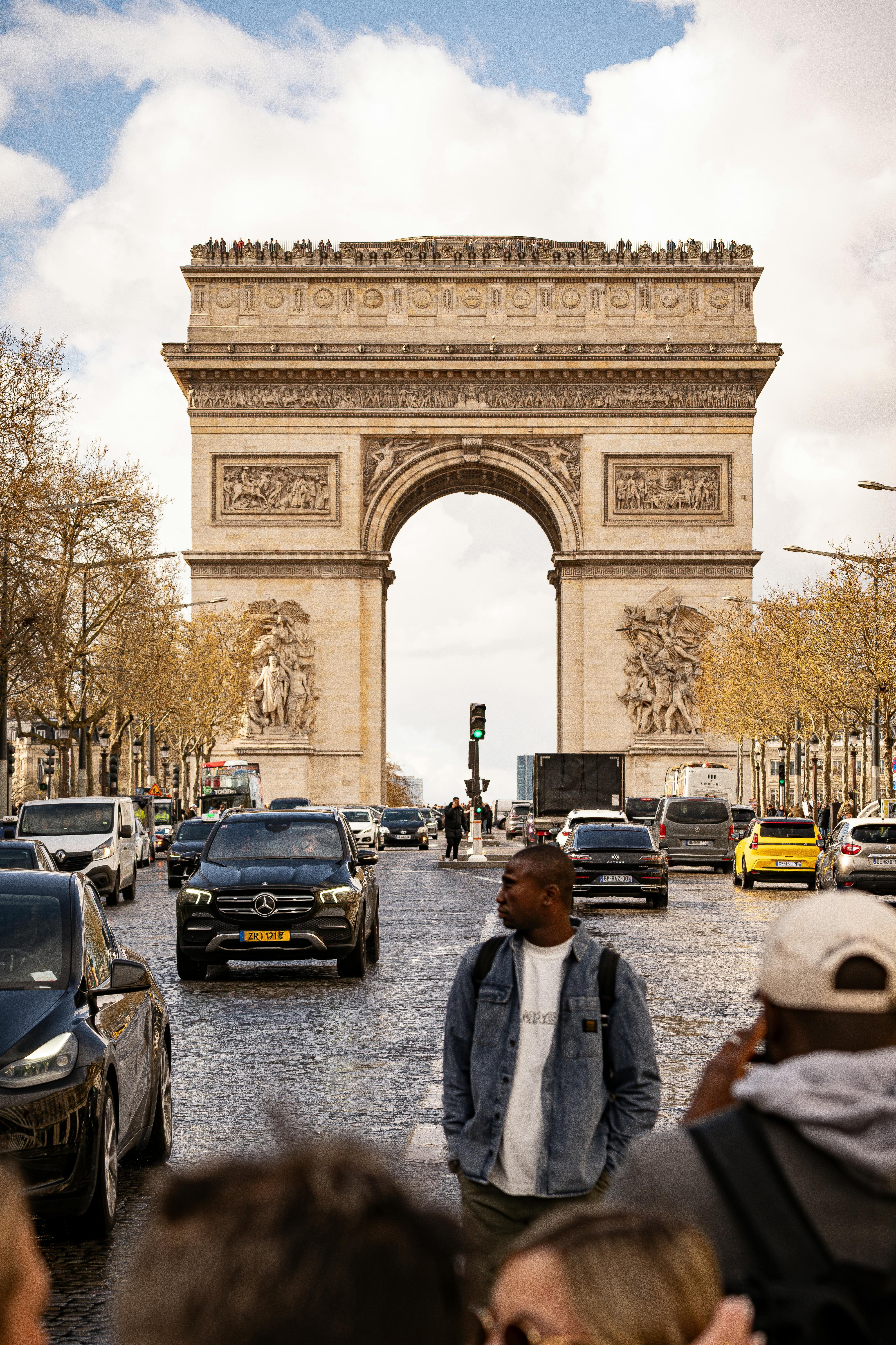 Miễn phí Cảnh đường phố Khải Hoàn Môn với giao thông và người đi bộ ở Paris. Ảnh lưu trữ