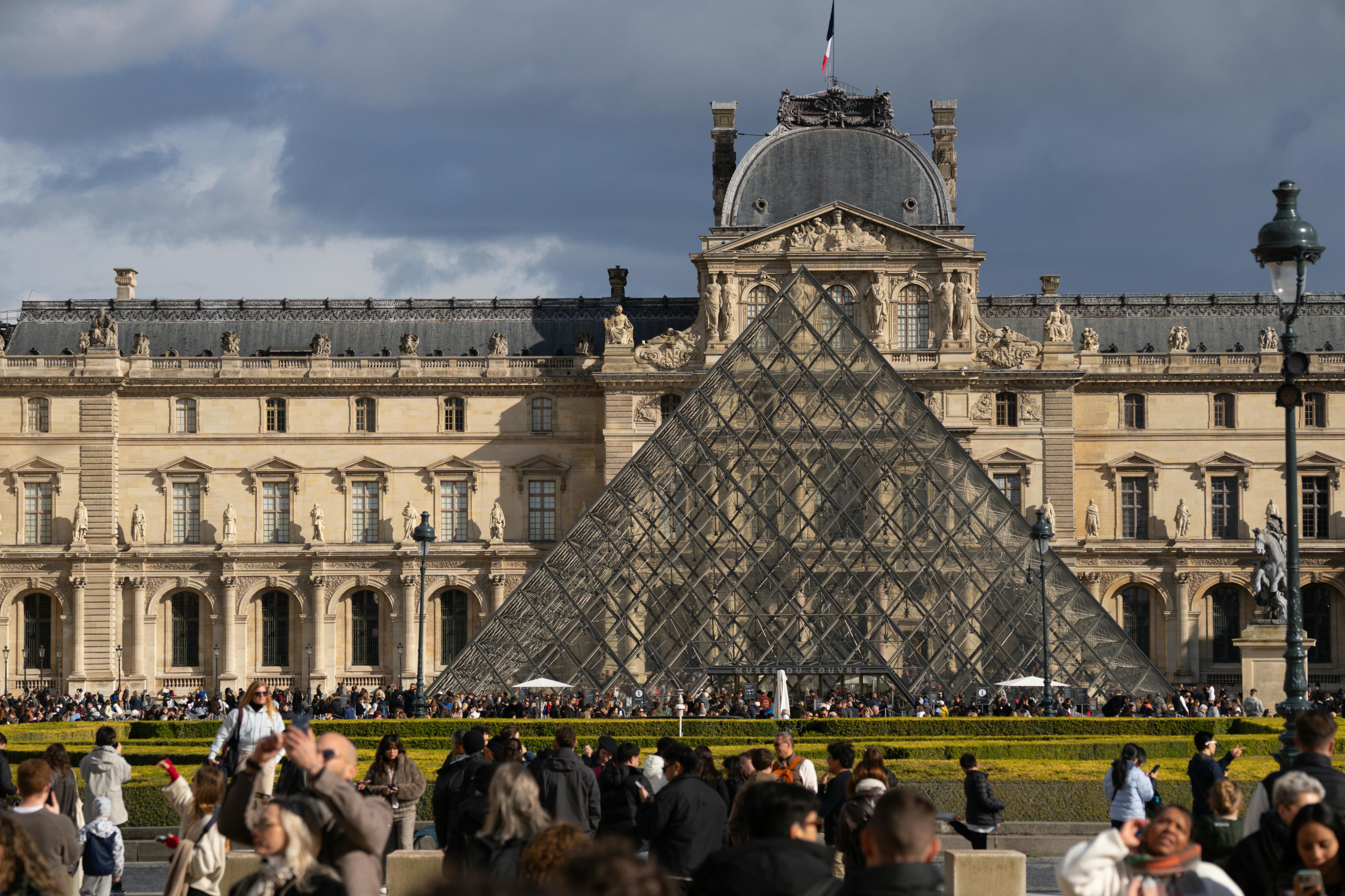 Menjelajahi Keindahan Louvre Courtyard Paris: Permata Tersembunyi di Jantung Kota Cahaya