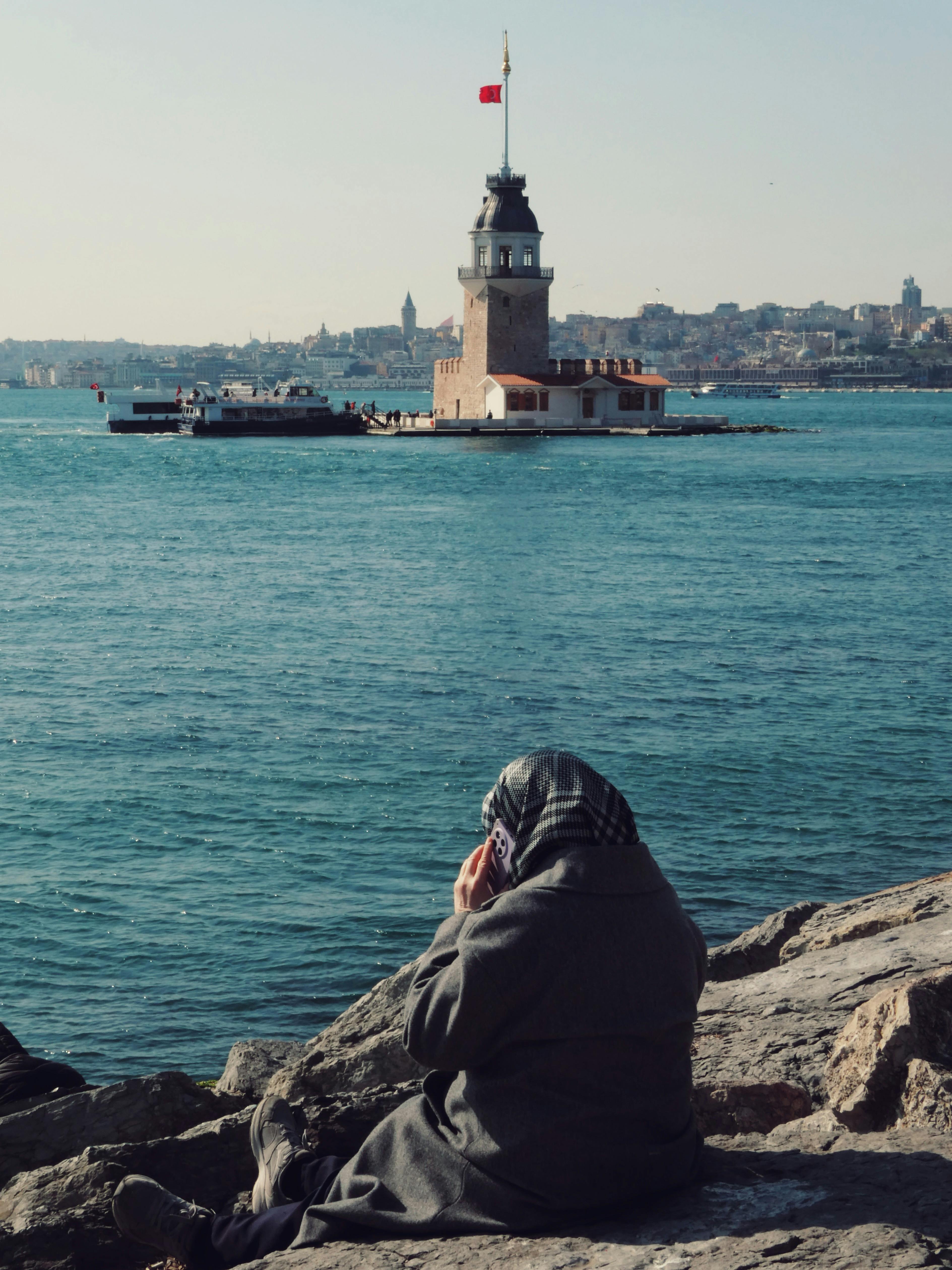 Zadarmo Záber ženy, ktorá si užíva výhľad na Dievčenskú vežu v ​​malebnom Bospore v Istanbule. Fotka z fotobanky