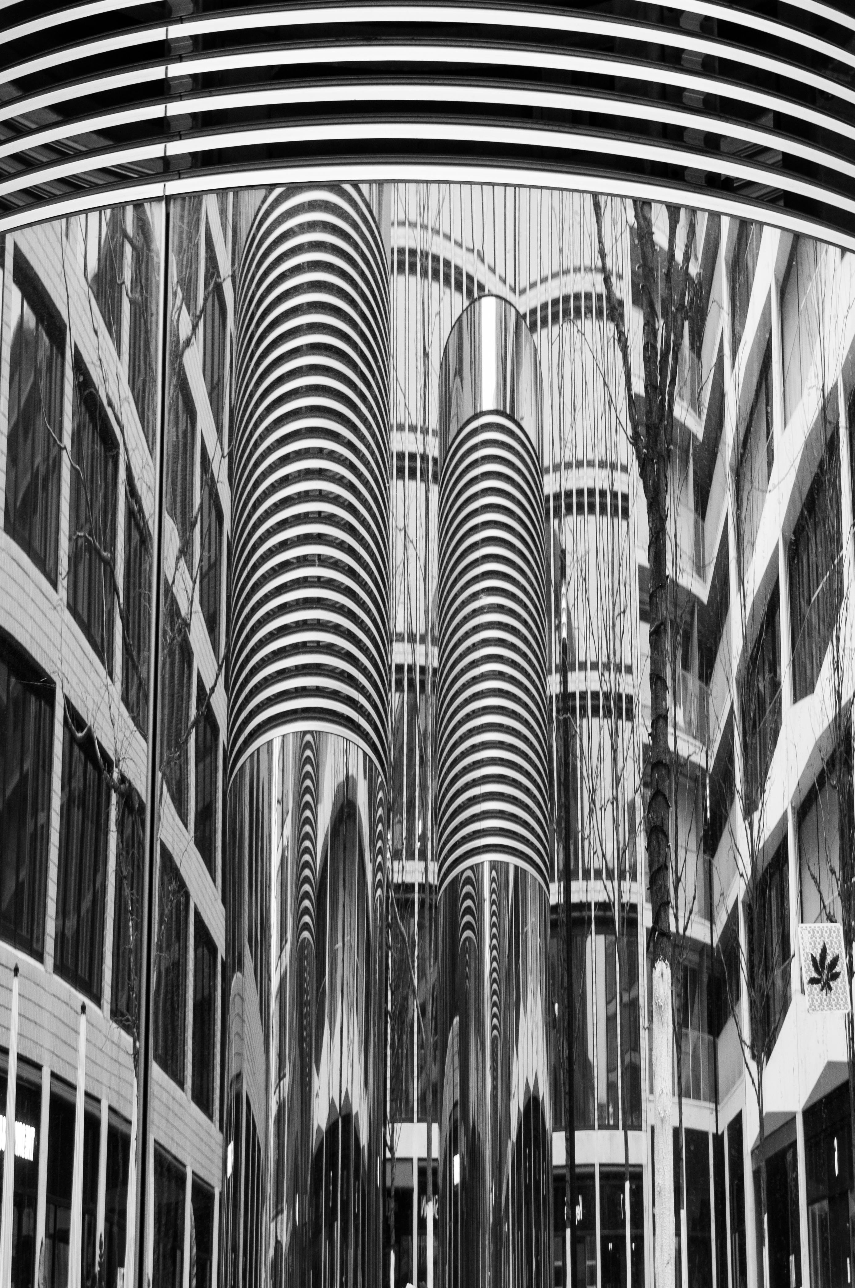 Zadarmo Čiernobiela fotografia zobrazujúca modernú architektúru so symetrickými vzormi. Fotka z fotobanky