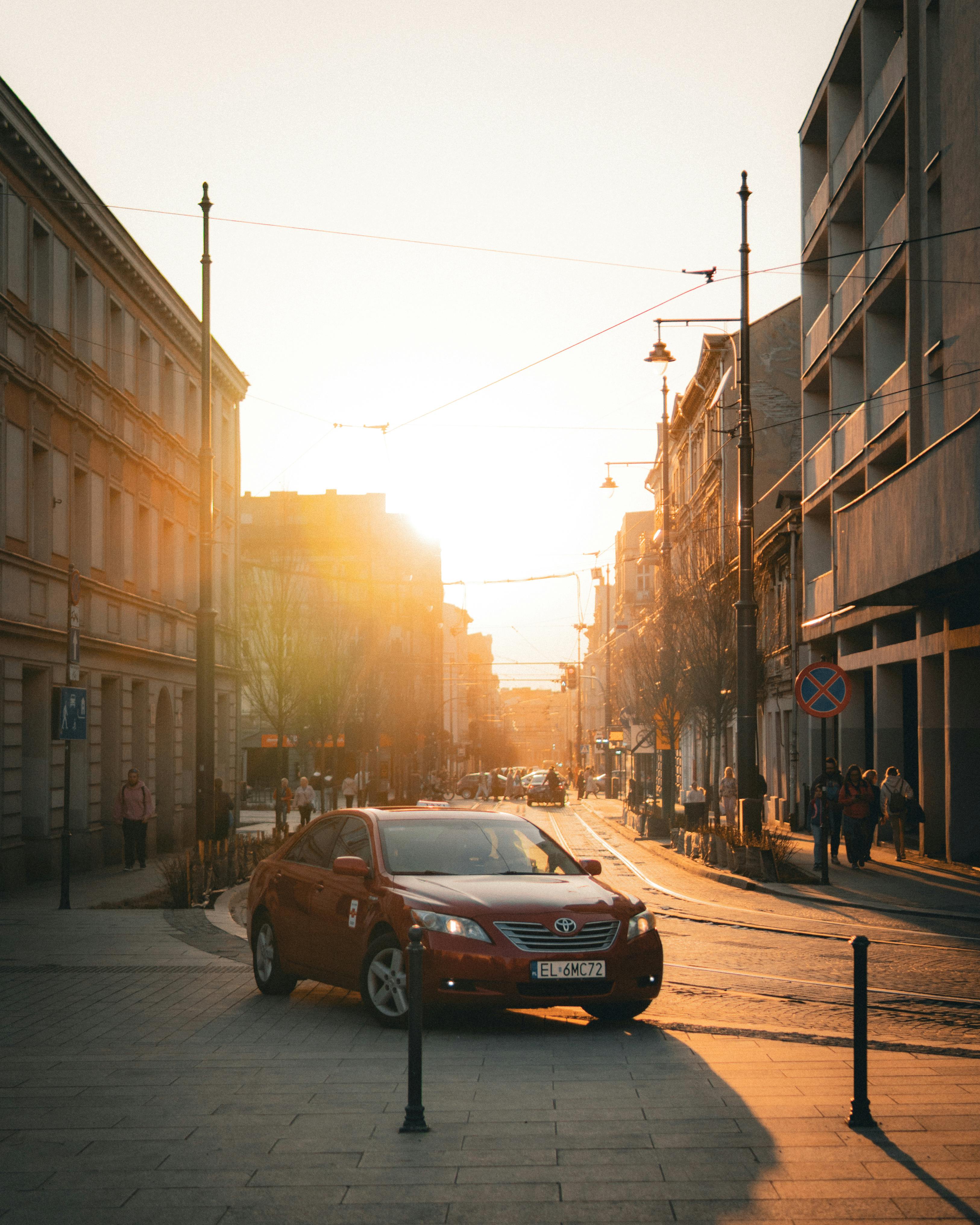 免费 绚丽的夕阳照亮了罗兹的皮奥特尔科夫斯卡大街，突显了建筑细节和城市生活。 素材图片