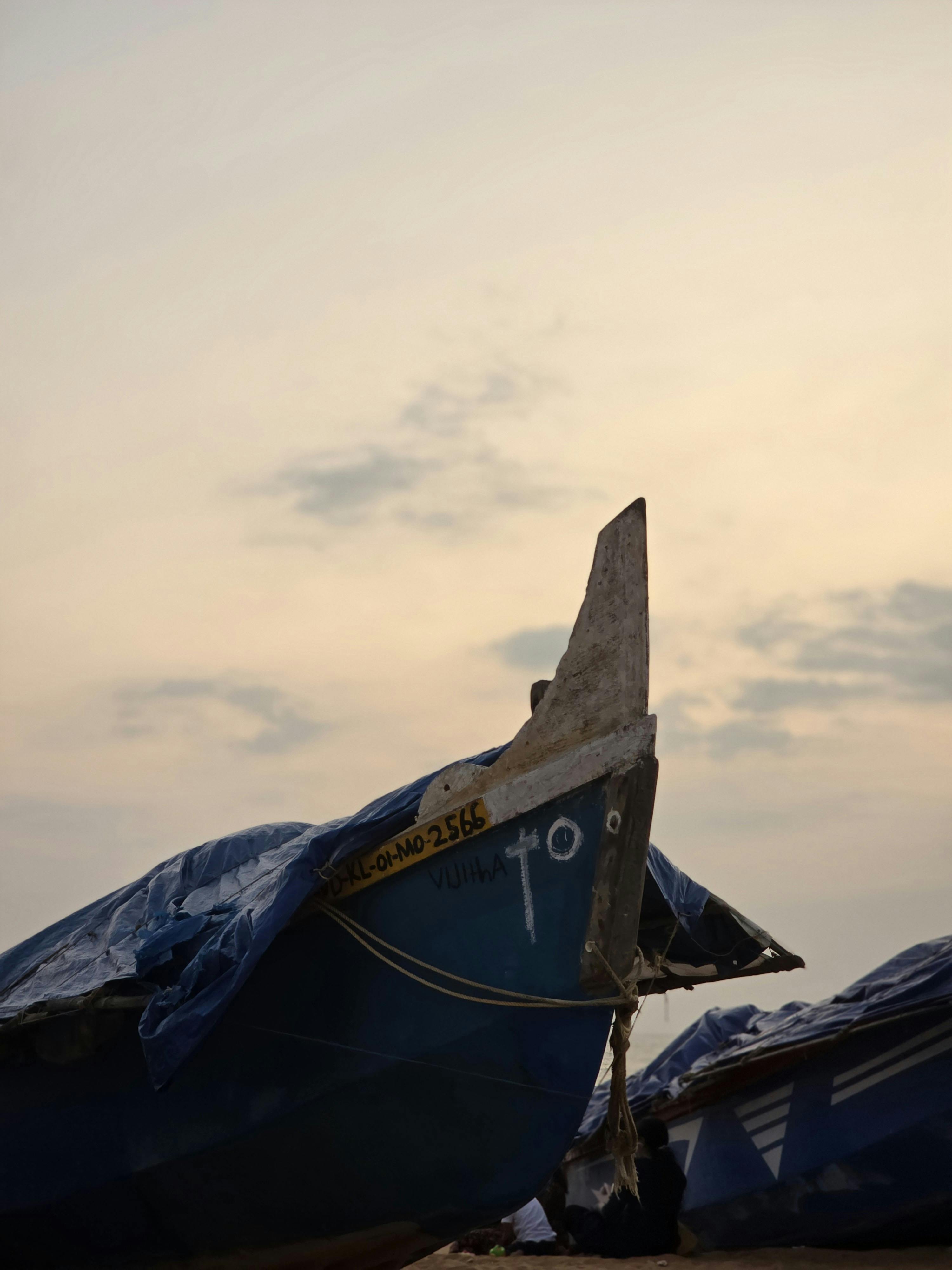 免費 日出時分，漁船被篷布覆蓋，構成了一幅寧靜祥和的景象，給人一種平靜安寧的感覺。 圖庫相片