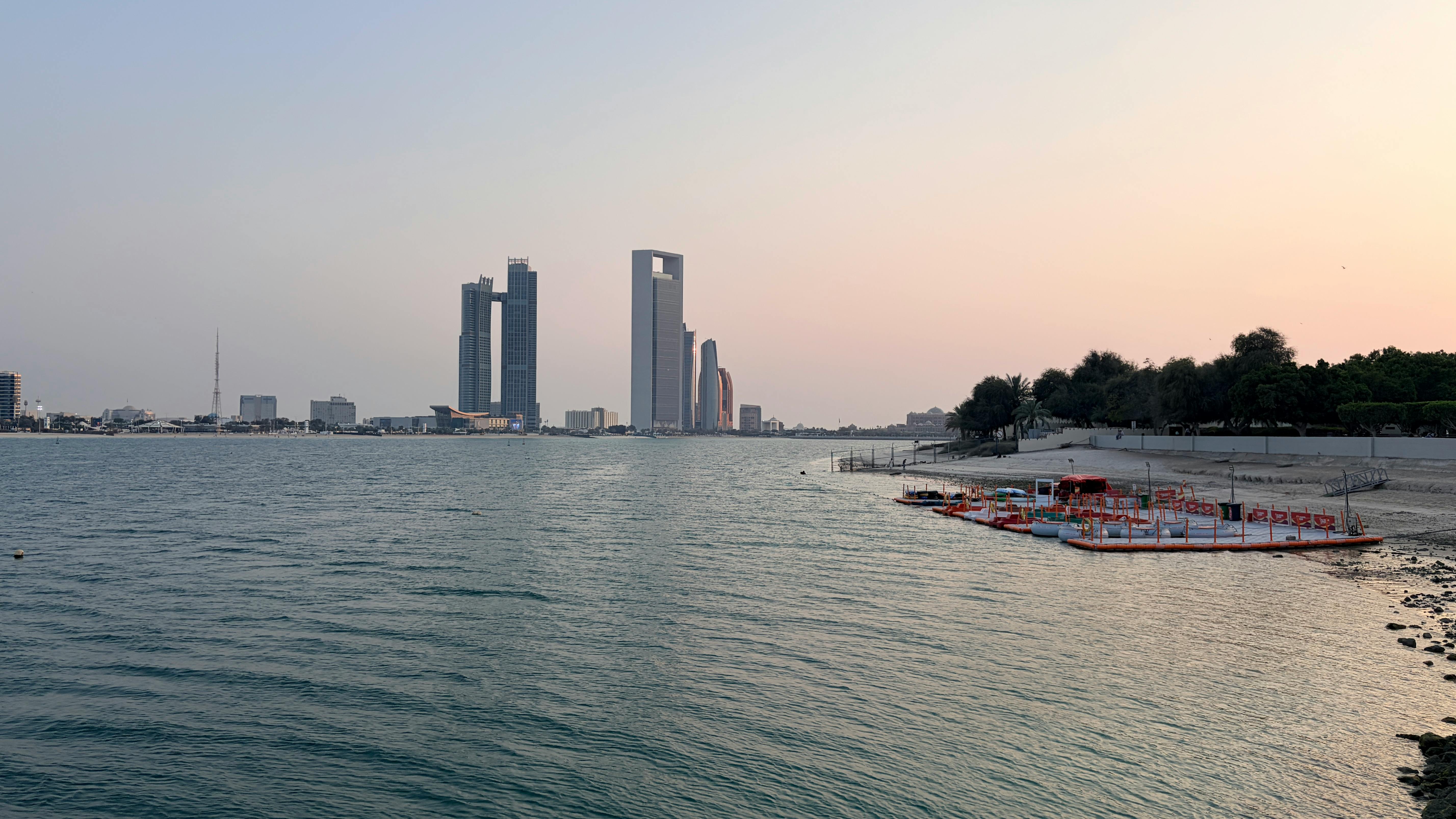 免费 日落时分，阿布扎比的城市天际线美不胜收，滨水区和高耸入云的摩天大楼格外引人注目。 素材图片