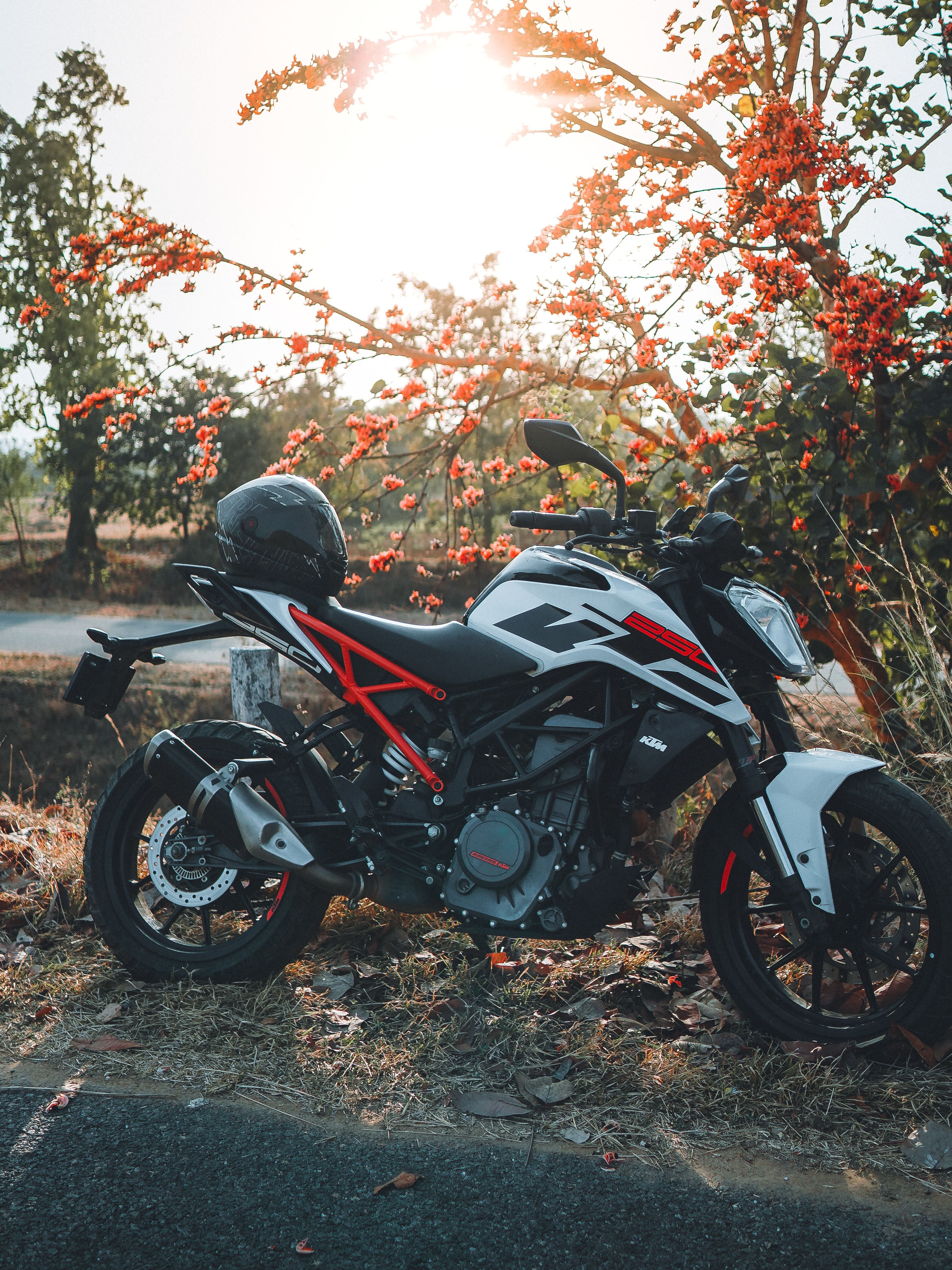 Motocicleta KTM 390 Duke naranja y blanca