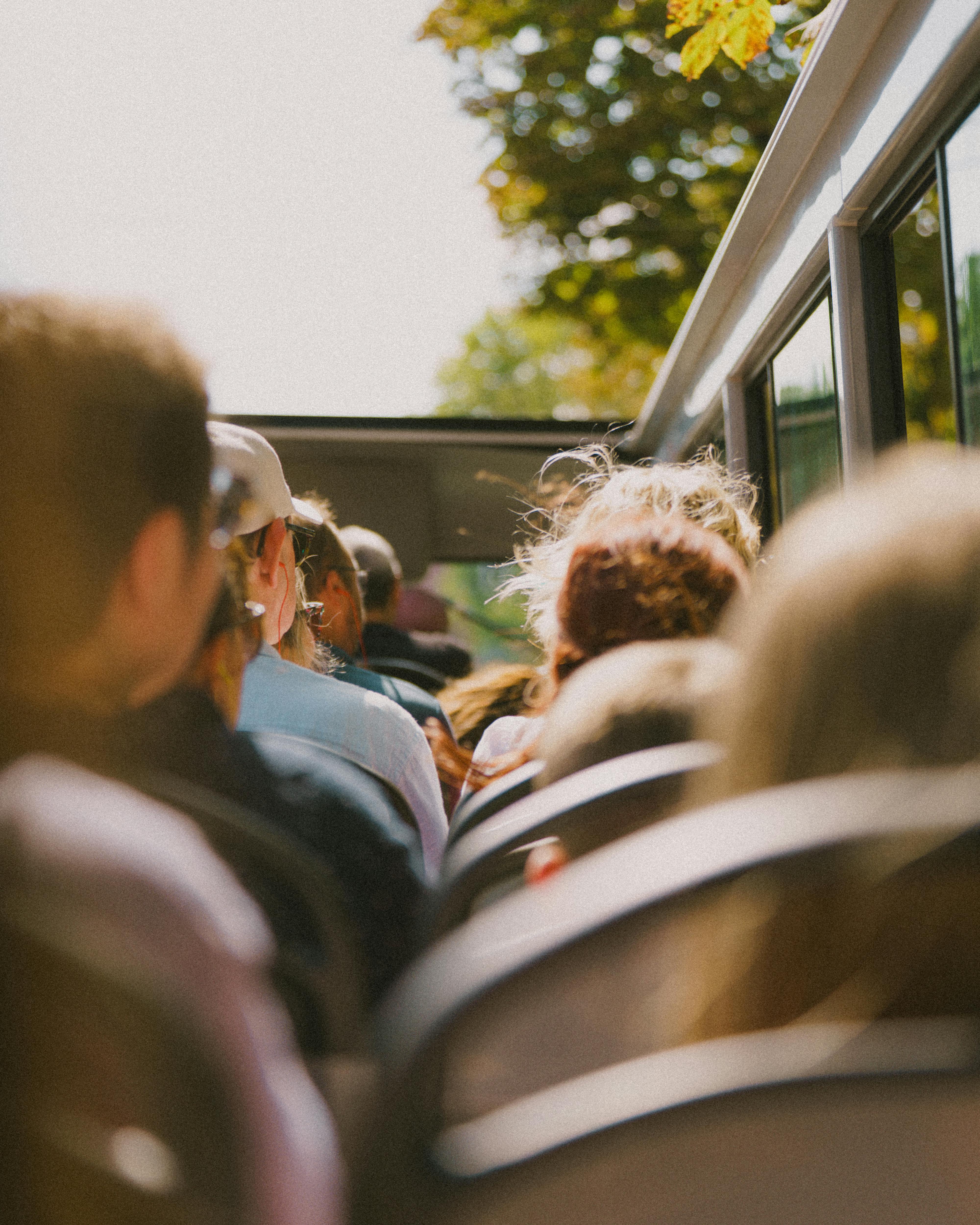 bezplatná Skupina lidí v otevřeném turistickém autobuse si užívá slunečný den. Základová fotografie