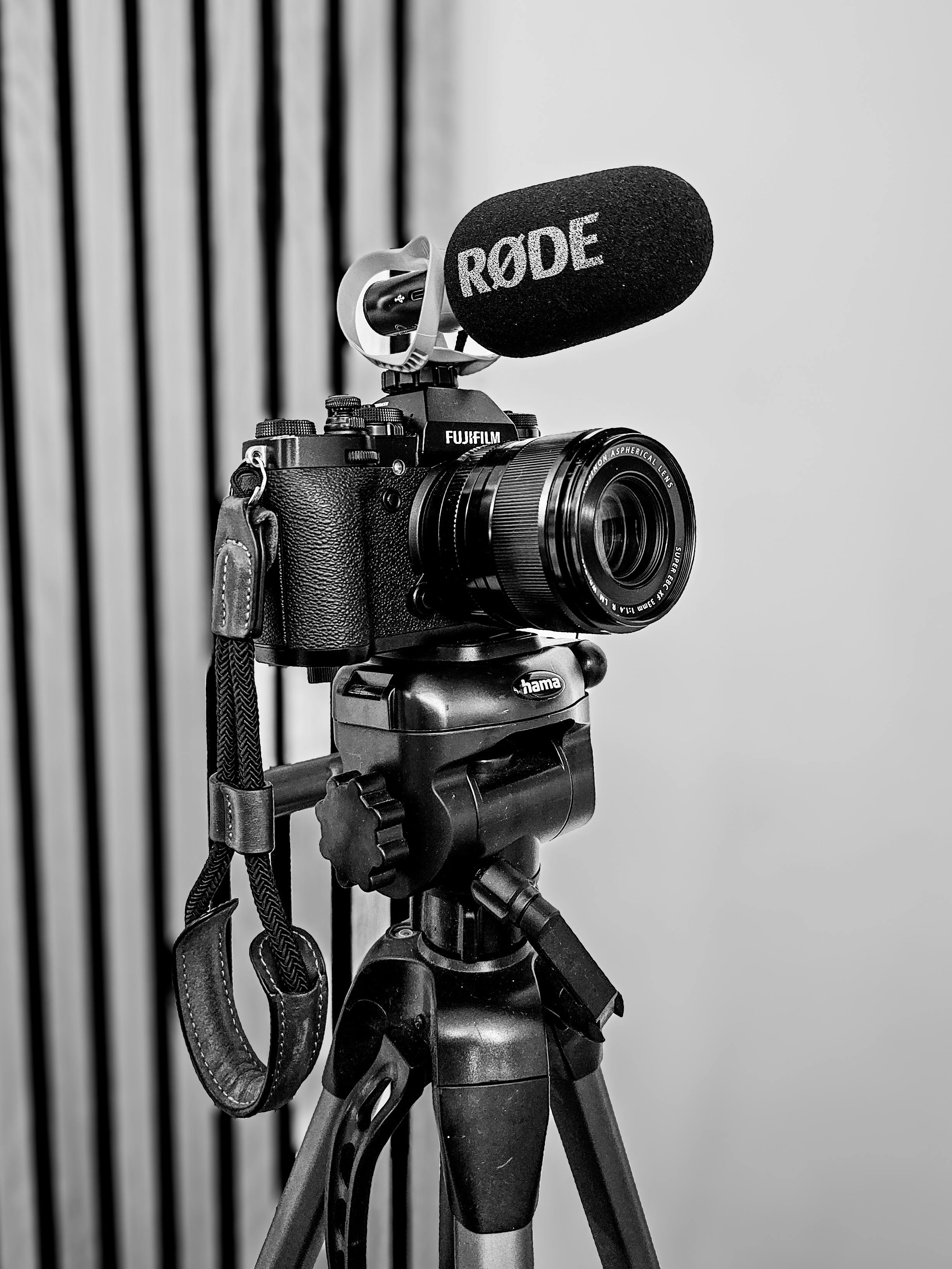 Безкоштовне Високоякісна студійна установка для запису з камерою Fujifilm та мікрофоном RØDE на штативі. стокове фото