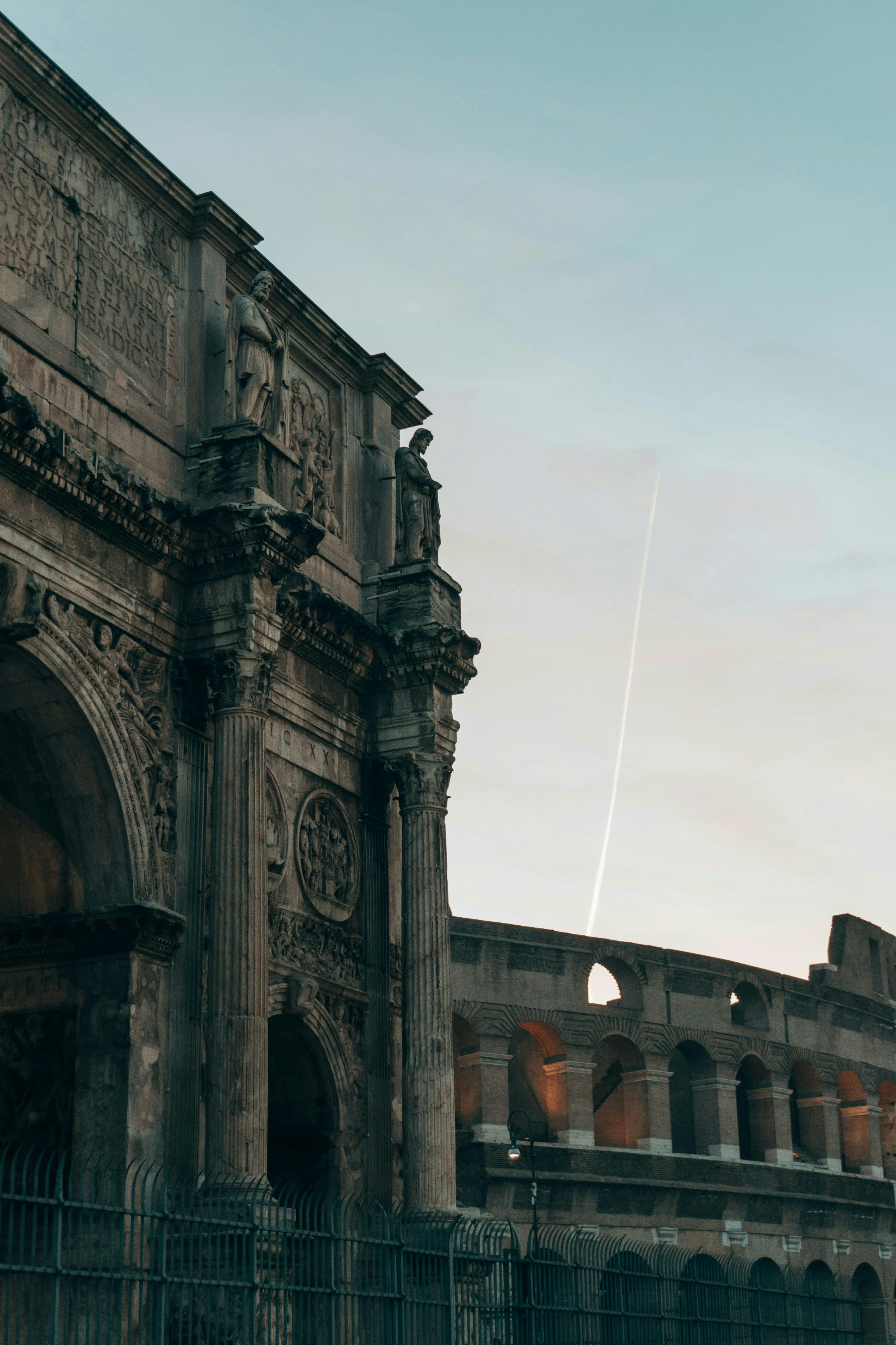 Zadarmo Úžasný výhľad na Koloseum a Konštantínov oblúk pri západe slnka v Ríme v Taliansku. Fotka z fotobanky