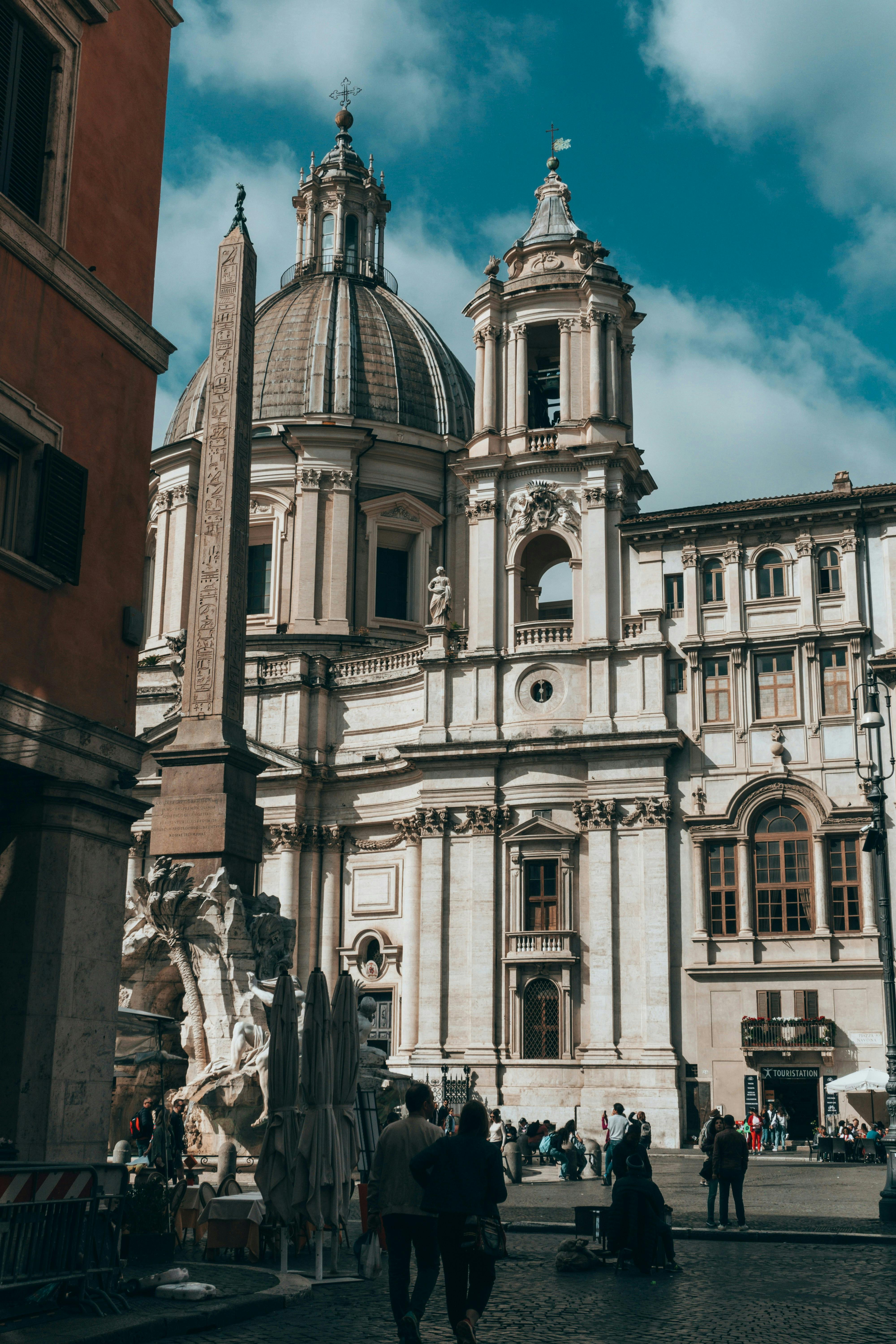 Bezpłatne Poznaj oszałamiającą fasadę Sant'Agnese in Agone na Piazza Navona w Rzymie, Włochy. Zdjęcie z galerii