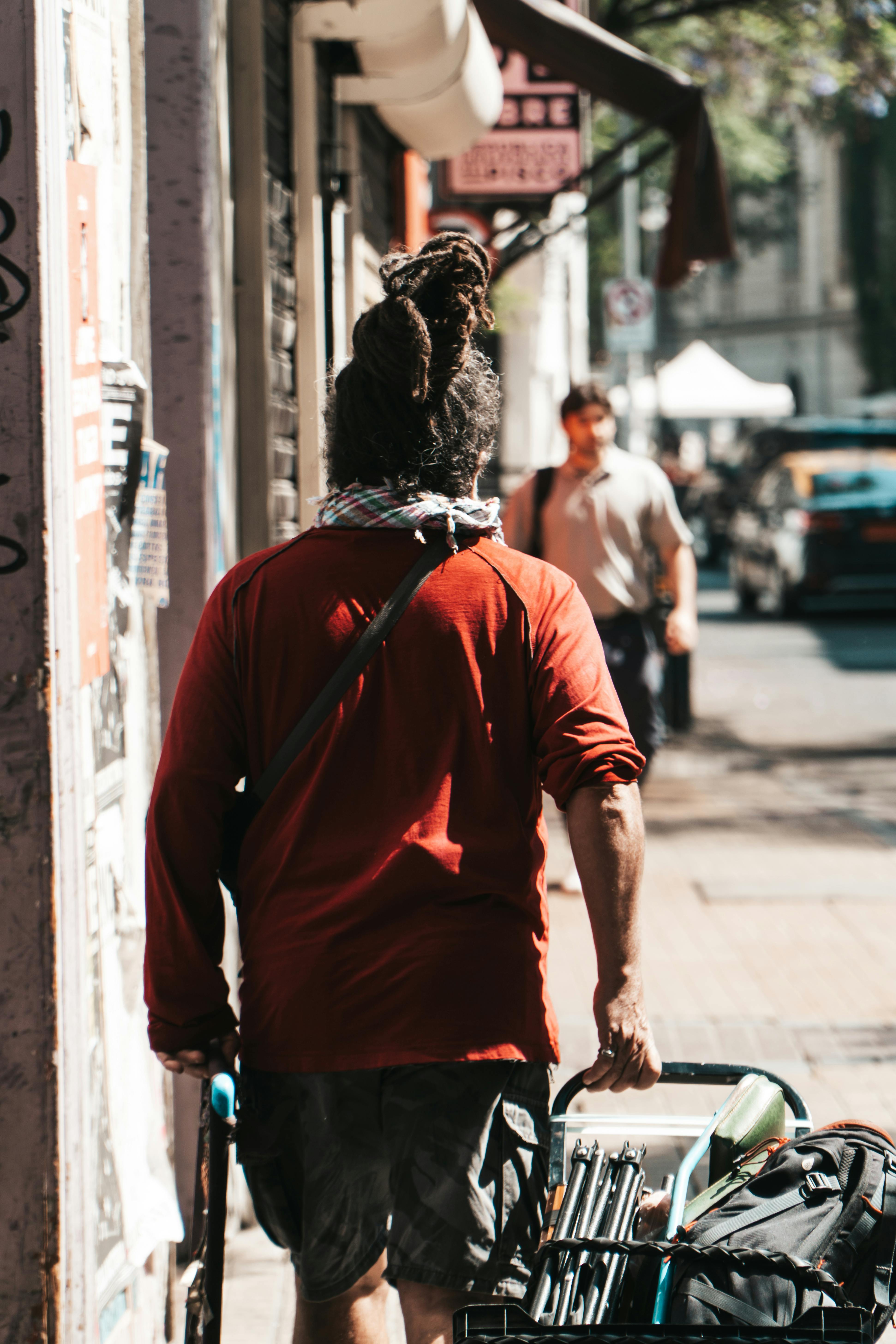 Miễn phí Nhiếp ảnh đường phố ghi lại cuộc sống thường nhật ở Santiago, Chile, tập trung vào hình ảnh một người đàn ông đang đi bộ trên một con phố nhộn nhịp. Ảnh lưu trữ