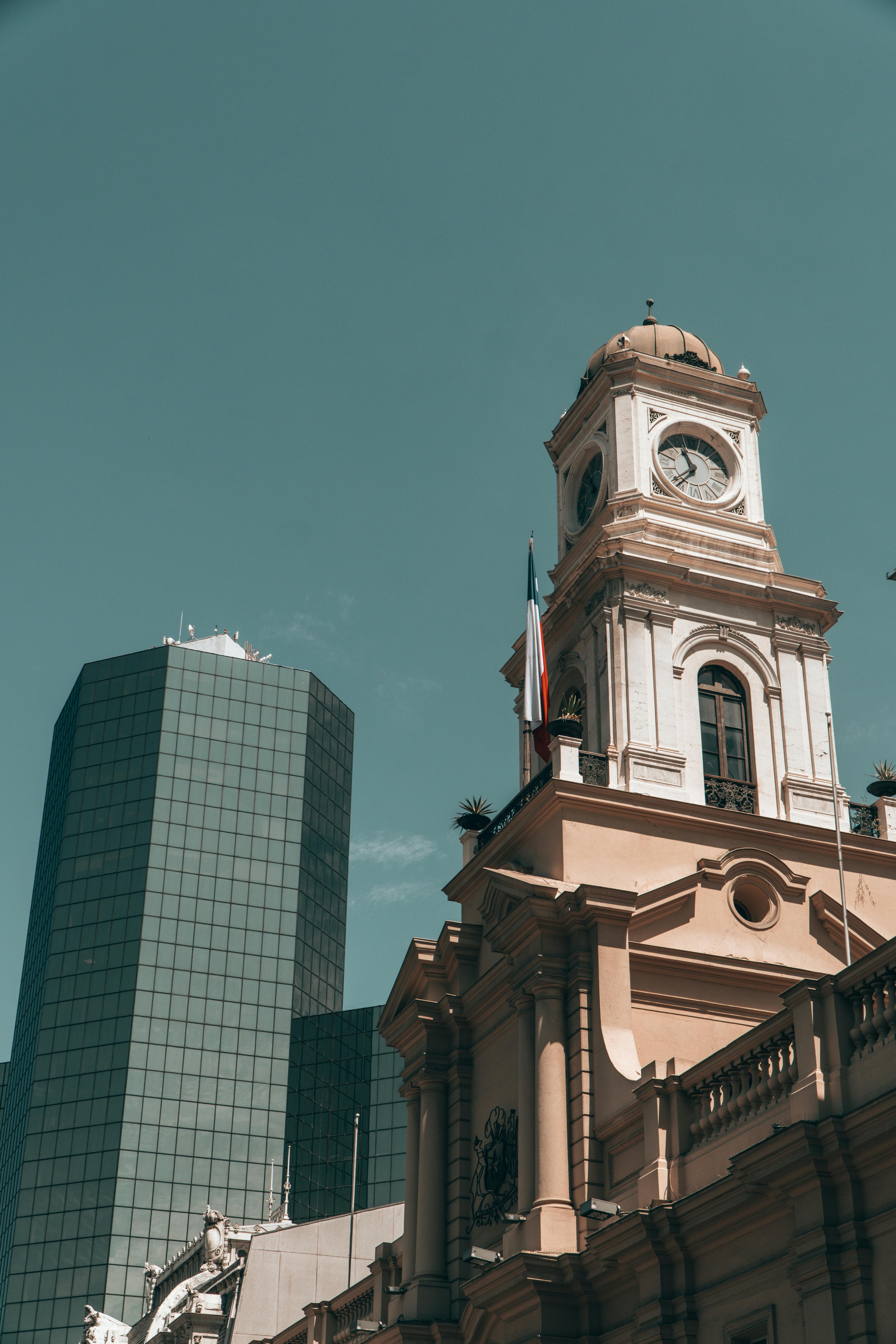 Miễn phí Cảnh tháp đồng hồ cổ kính nằm cạnh tòa nhà chọc trời hiện đại ở Santiago, Chile. Ảnh lưu trữ