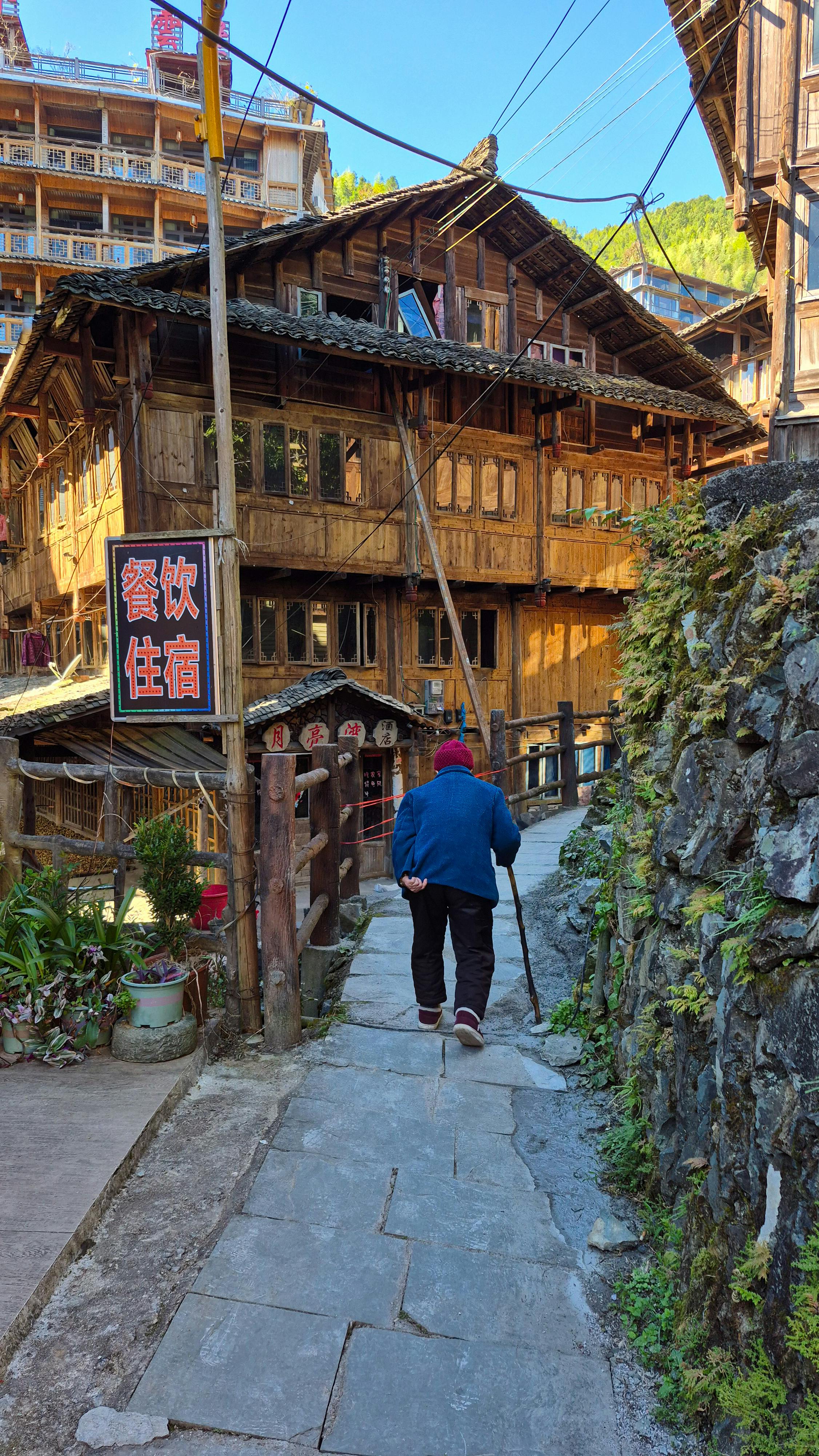 gratis Ontdek de rustieke charme van een traditioneel steegje in Shangluo, Shaanxi, China, vastgelegd in een levendige stijl. Stockfoto