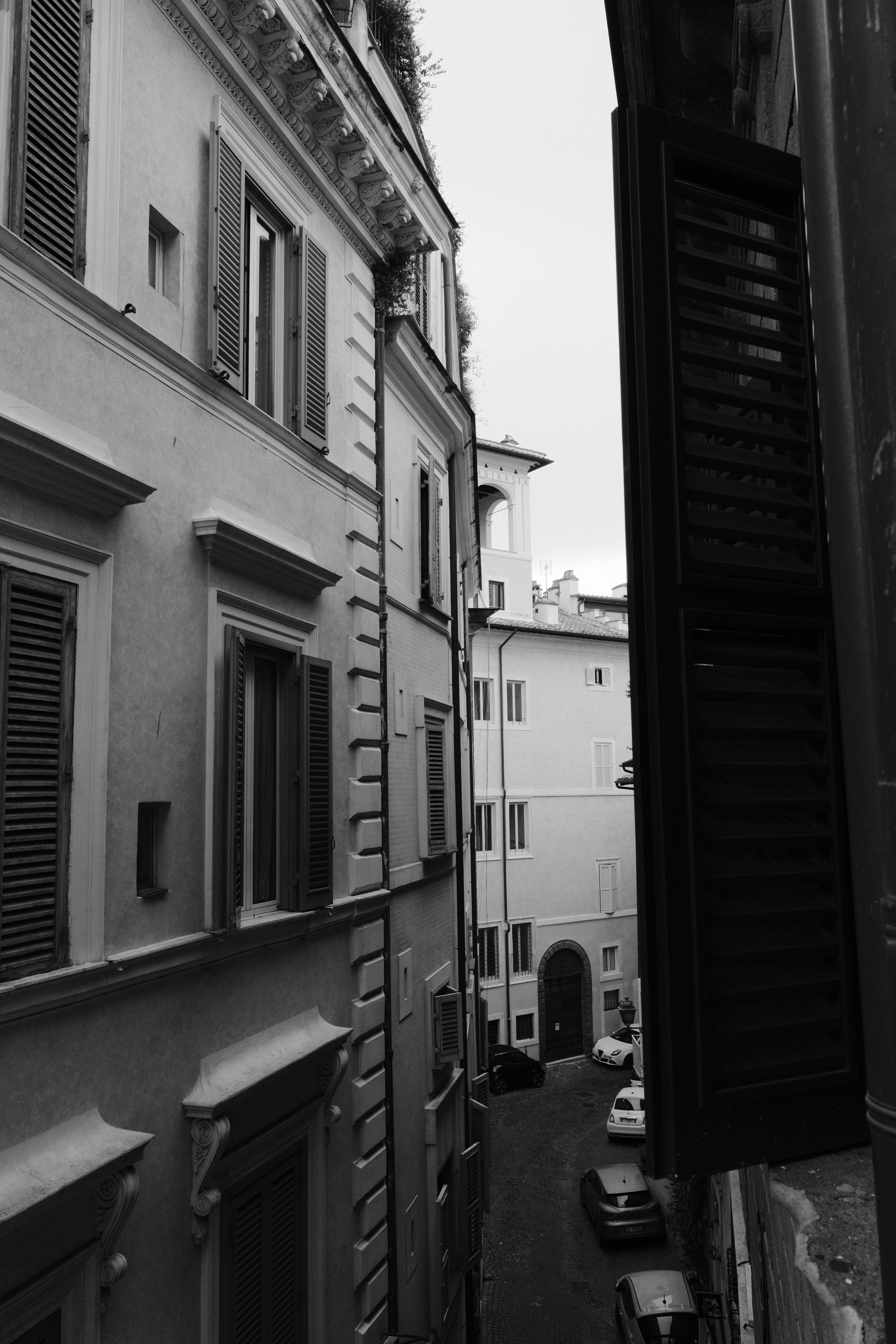 Zadarmo Klasický pohľad na úzke rímske uličky s historickou architektúrou v čiernobielej farbe. Fotka z fotobanky