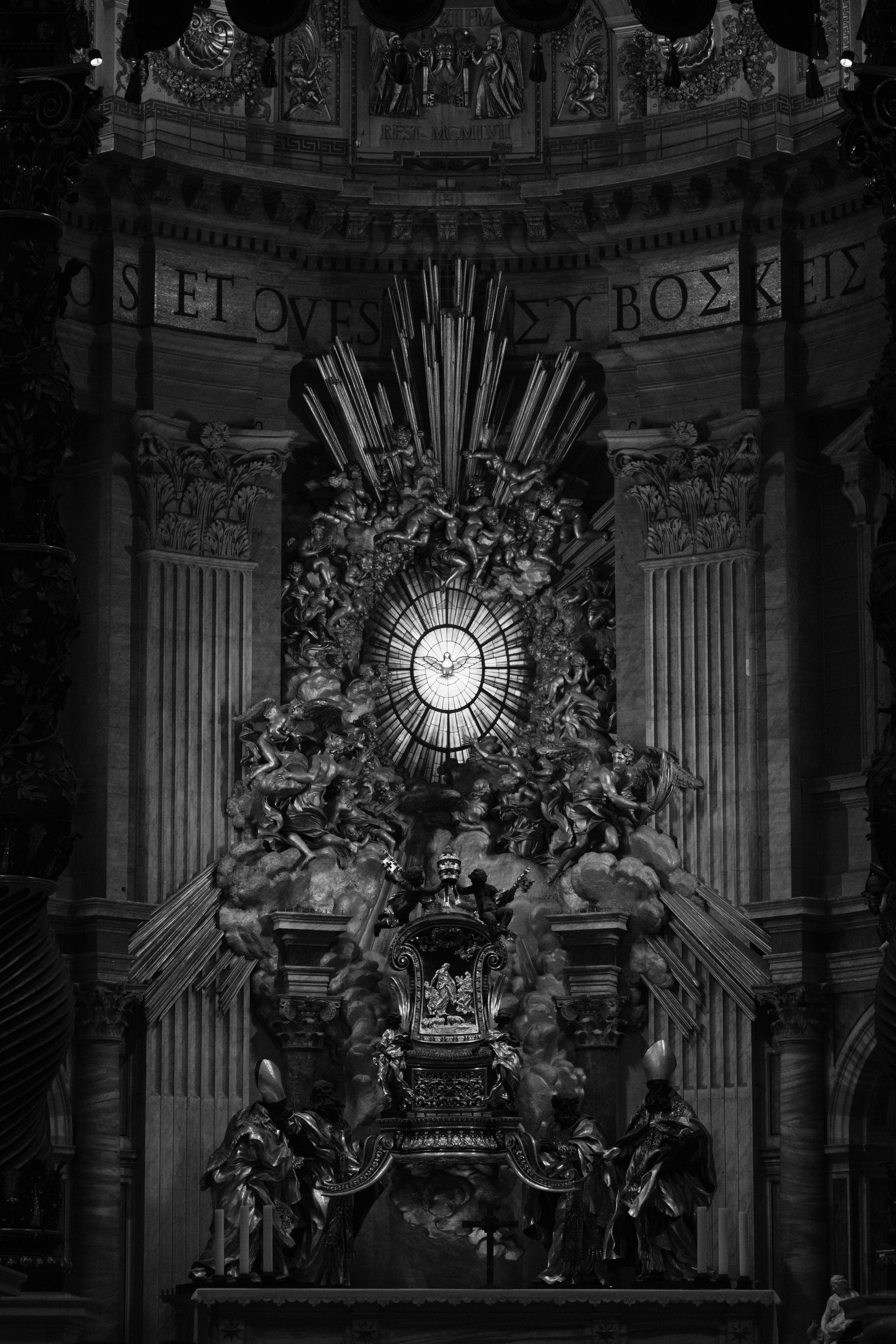 Gratis Impresionante fotografía en blanco y negro del interior de la Basílica de San Pedro con detalles artísticos. Foto de stock