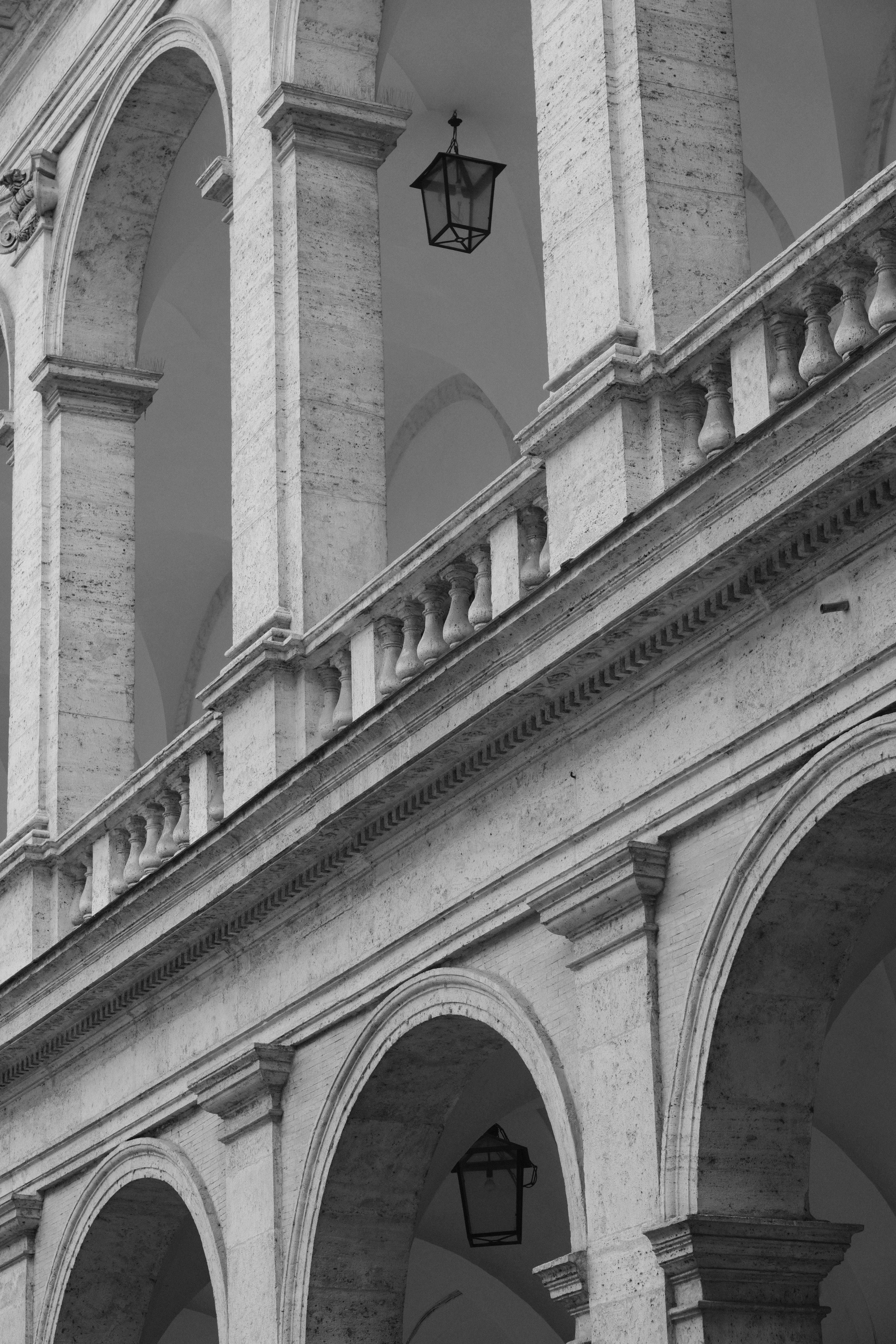 Gratuit Élégante photographie en noir et blanc d'arcades romaines classiques mettant en valeur l'architecture historique. Photos