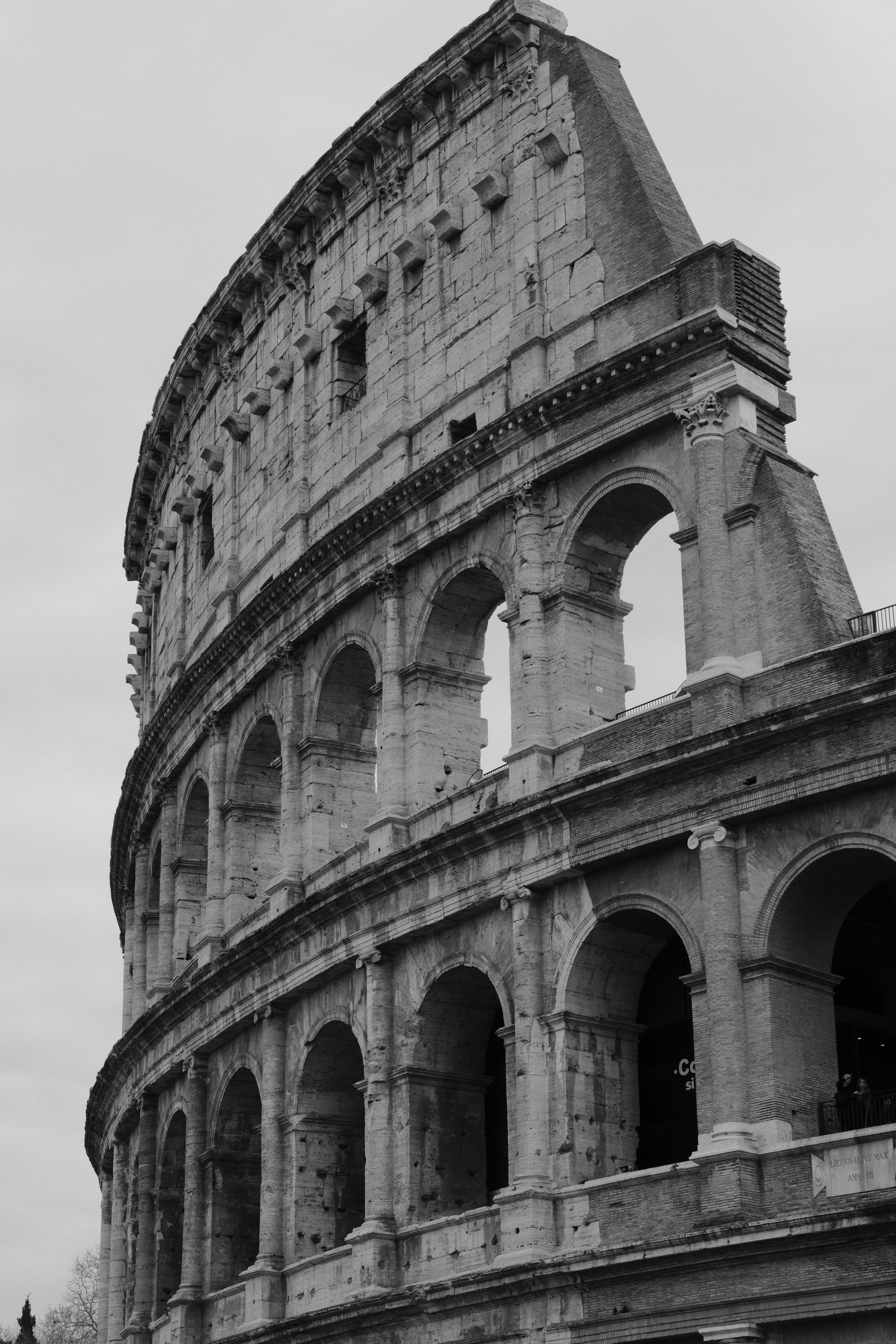 Zadarmo Dramatický čiernobiely záber rímskeho Kolosea zobrazujúci jeho starovekú architektúru. Fotka z fotobanky