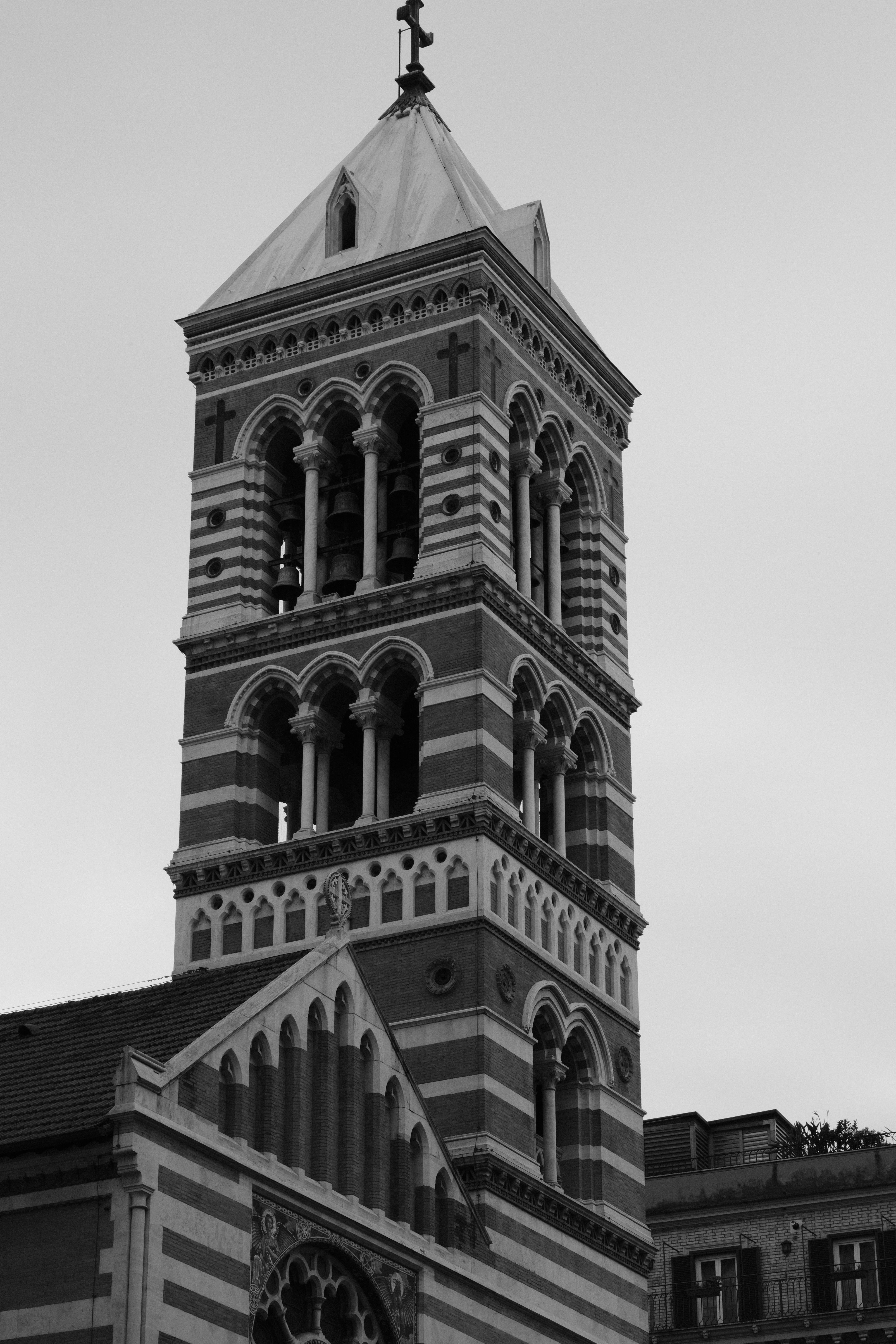 Безкоштовне Чорно-біле фото історичної дзвіниці в Римі з романською архітектурою. стокове фото