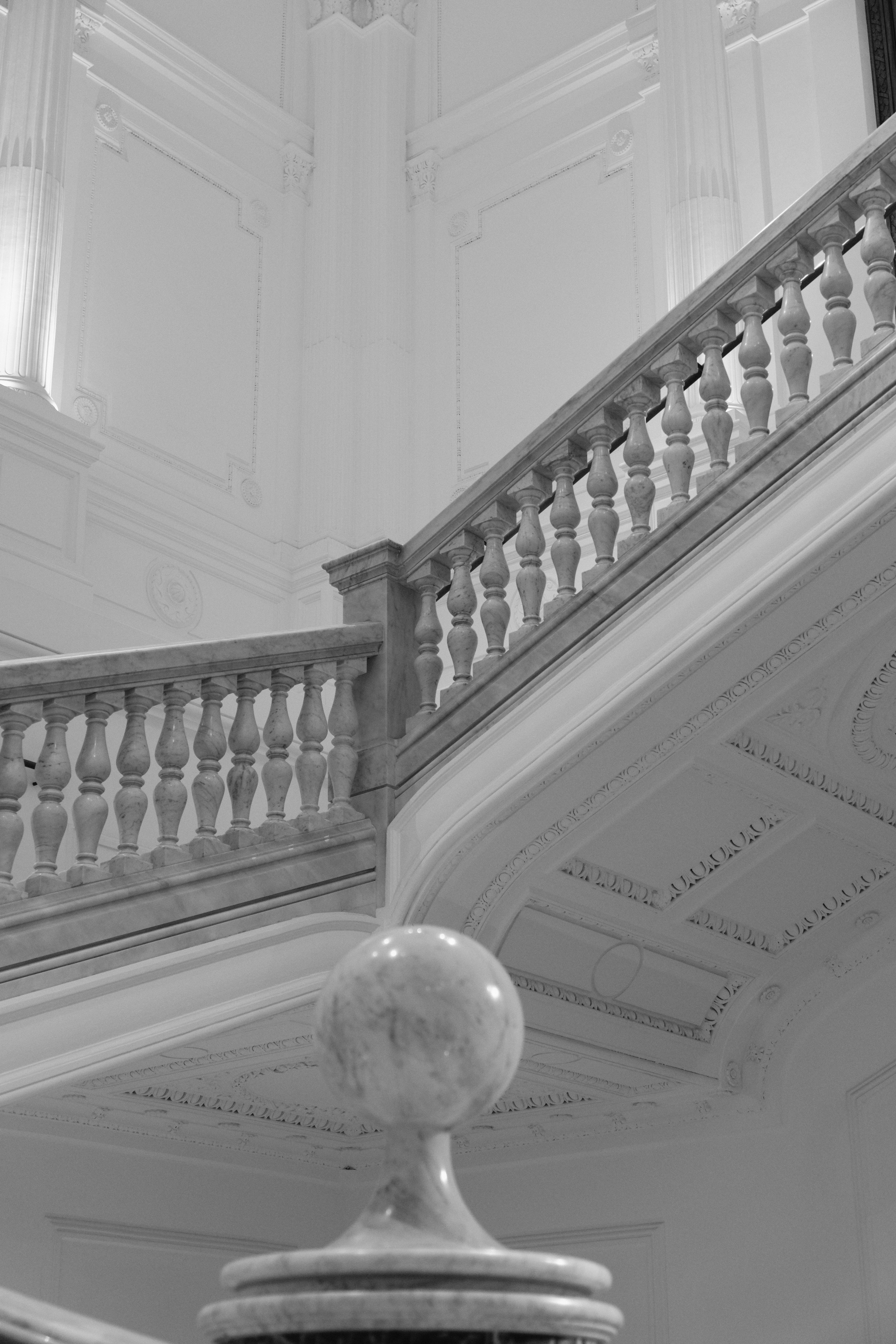 Zadarmo Krásne zložité schodisko s klasickou balustrádou v historickej rímskej budove. Fotka z fotobanky