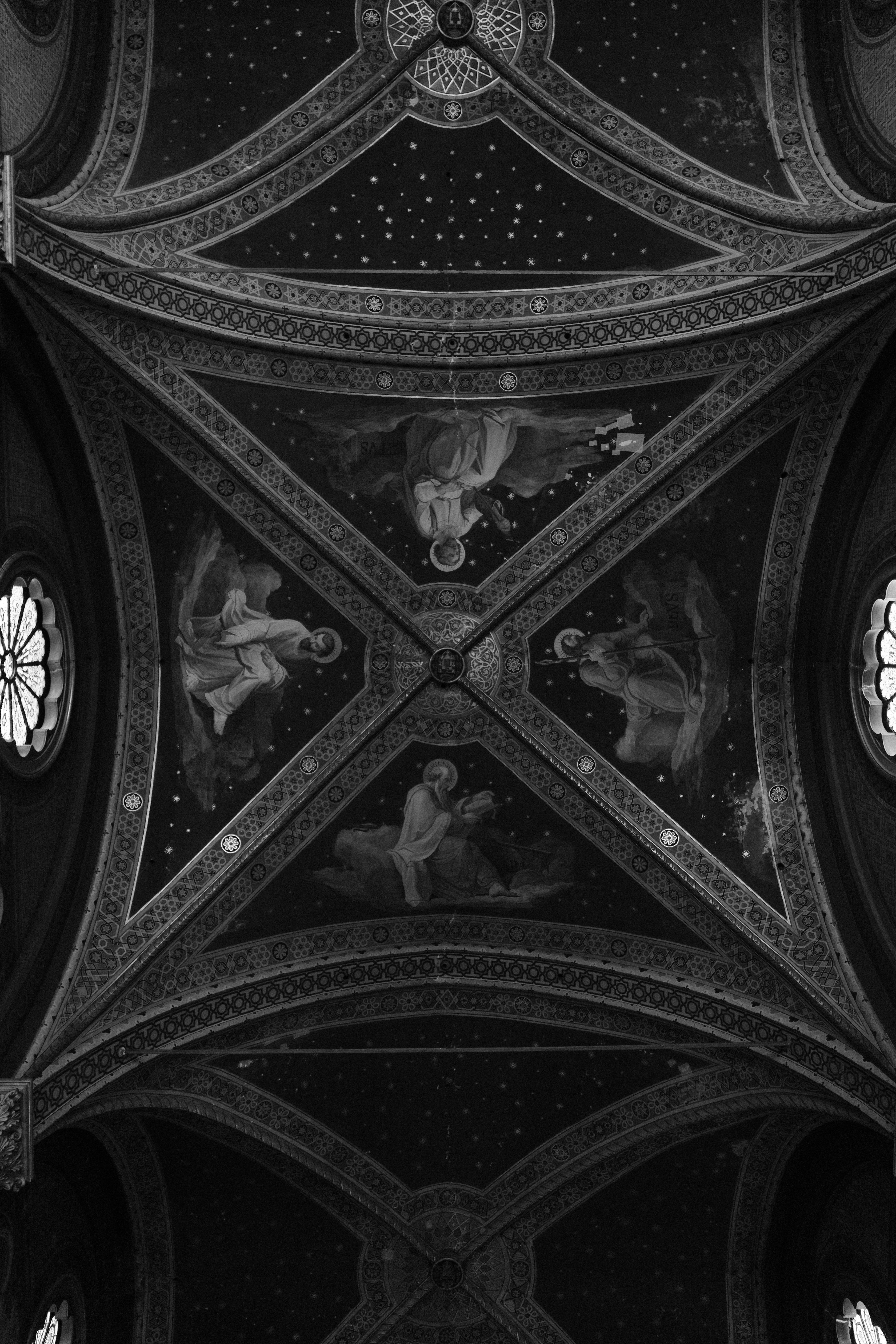 Безкоштовне Детальне чорно-біле зображення фрескової стелі в церкві в Римі, що відображає художню красу. стокове фото