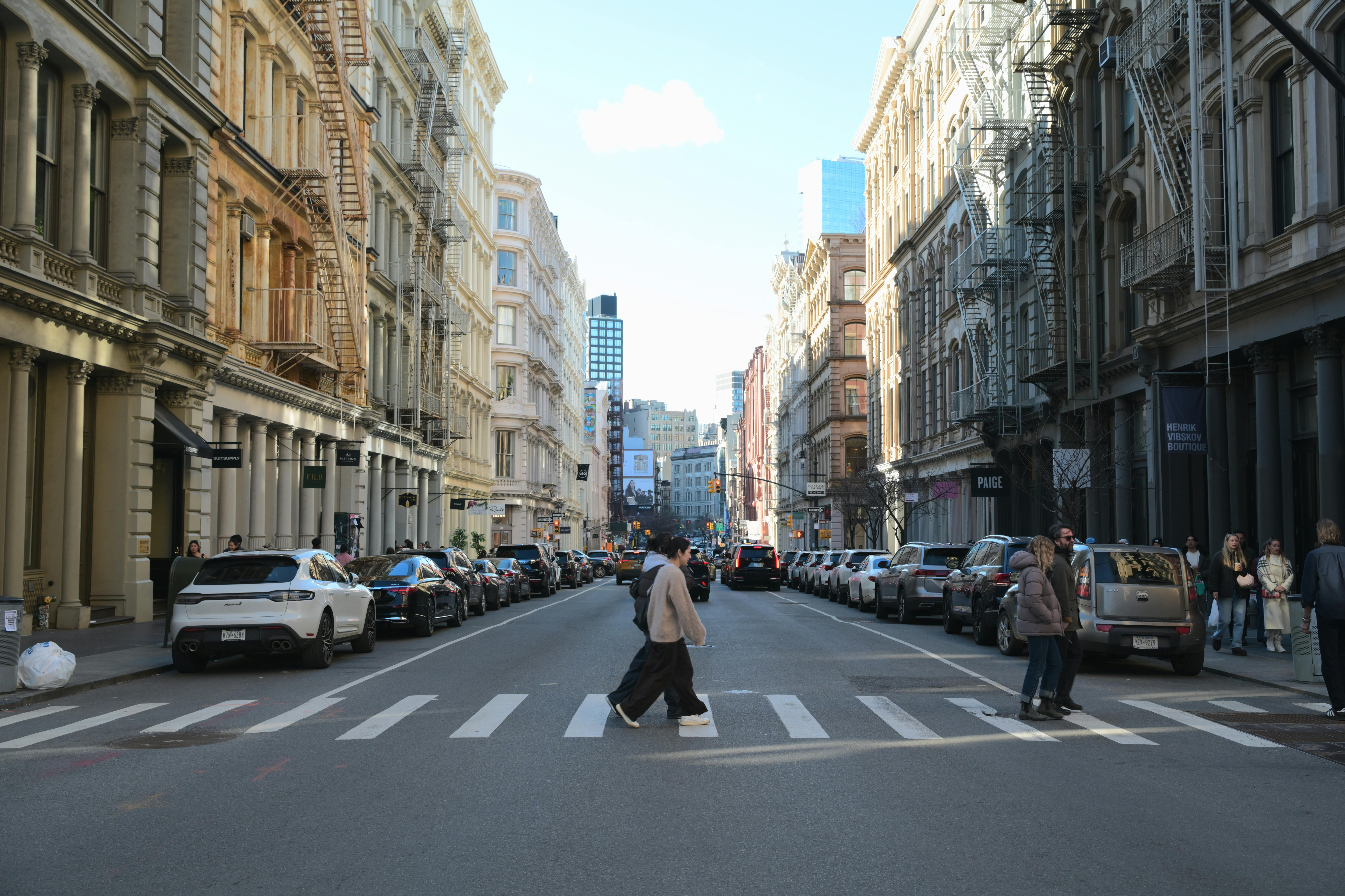免費 城市街景，行人過馬路，兩側是古典建築。 圖庫相片