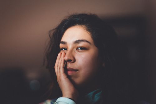 Free A serene close-up portrait of a woman indoors, highlighting natural beauty and expression. Stock Photo