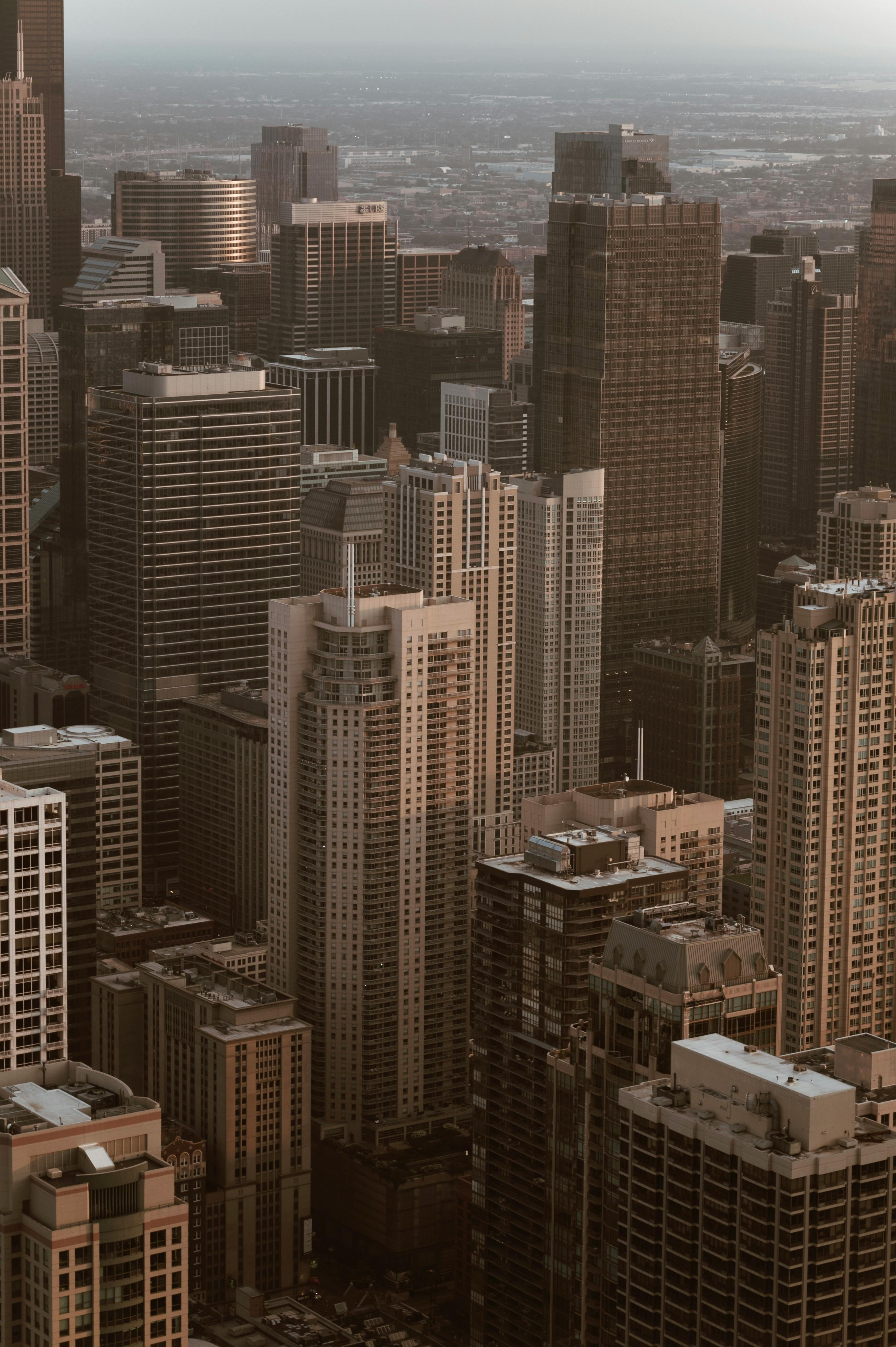 Gratis Fantastisk luftfoto af en bys skyskraberfyldte skyline i skumringen, der indfanger urban elegance. Lagerfoto